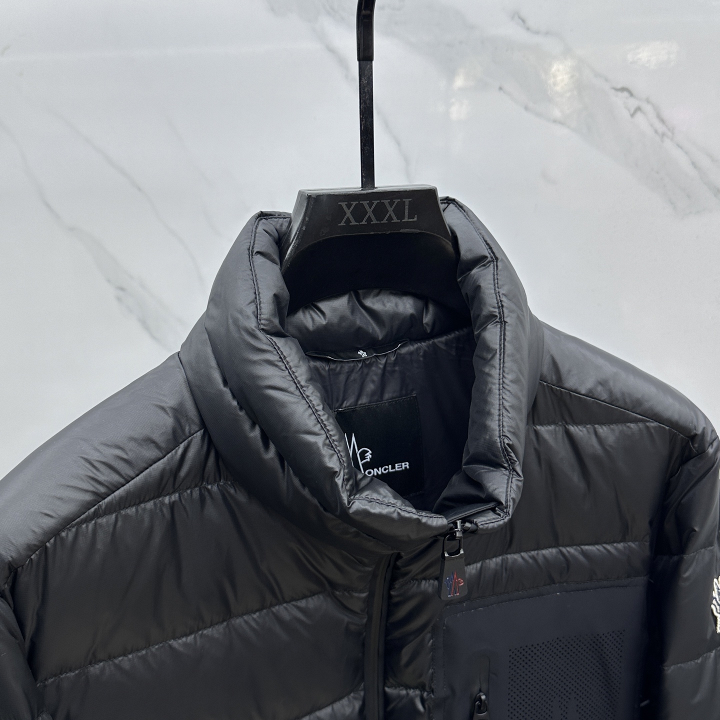 。 🆕Moncler蒙口 2025最新款时尚立领羽绒外套羽绒服，冬季顶级爆款羽绒服，轻薄款，经典字母lo