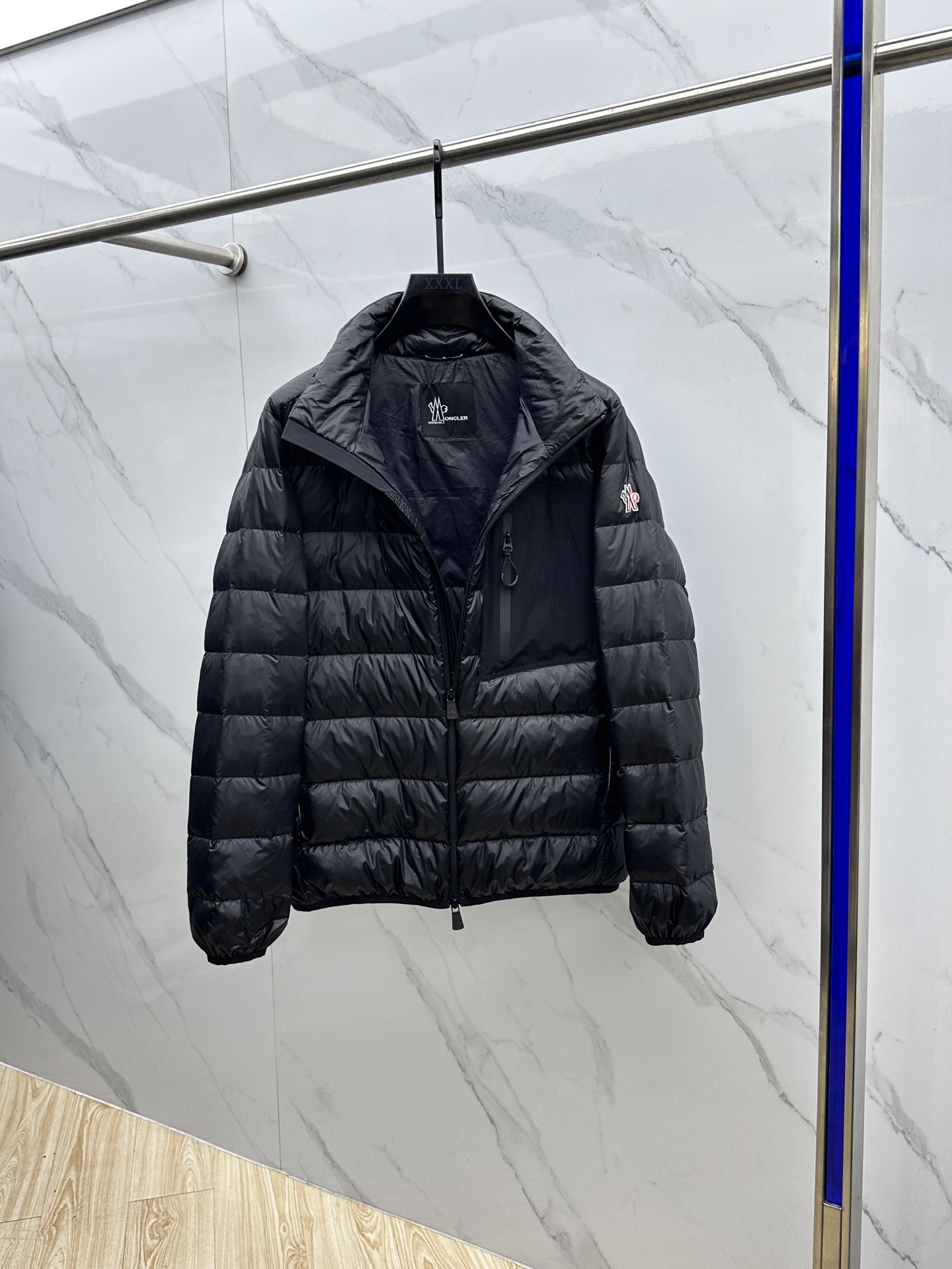 。 🆕Moncler蒙口 2025最新款时尚立领羽绒外套羽绒服，冬季顶级爆款羽绒服，轻薄款，经典字母lo