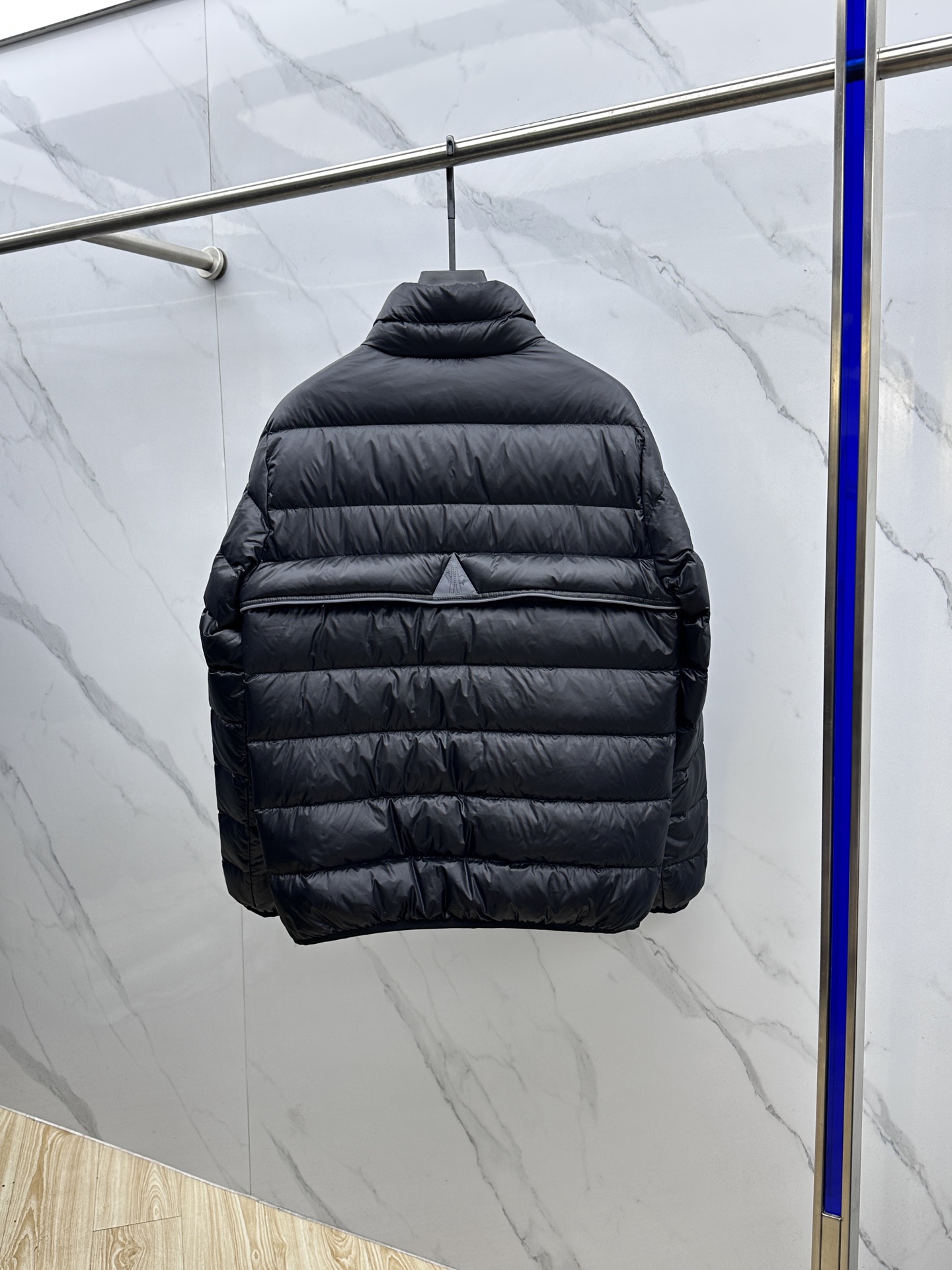 。 🆕Moncler蒙口 2025最新款时尚立领羽绒外套羽绒服，冬季顶级爆款羽绒服，轻薄款，经典字母lo