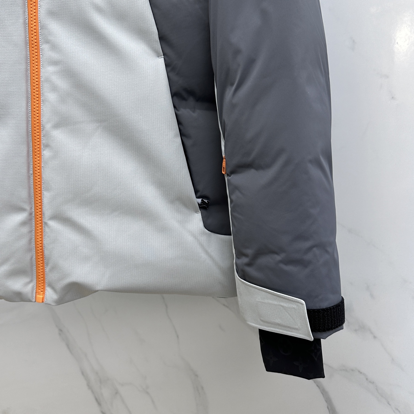 。🆕1V*路易威登 2025ss新款 滑雪羽绒服本款滑雪夹克拥有考究的绗缝拼接设计，搭配科技防雪层、袖口