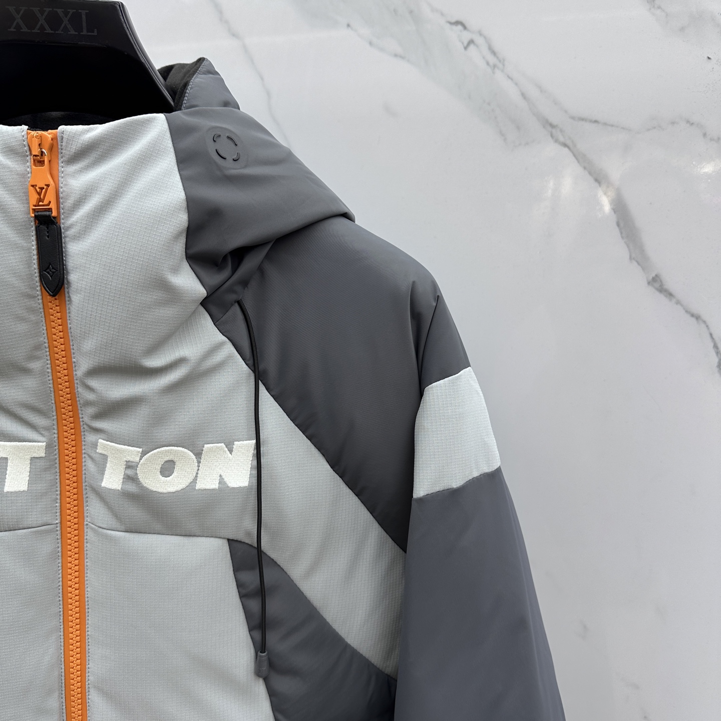。🆕1V*路易威登 2025ss新款 滑雪羽绒服本款滑雪夹克拥有考究的绗缝拼接设计，搭配科技防雪层、袖口