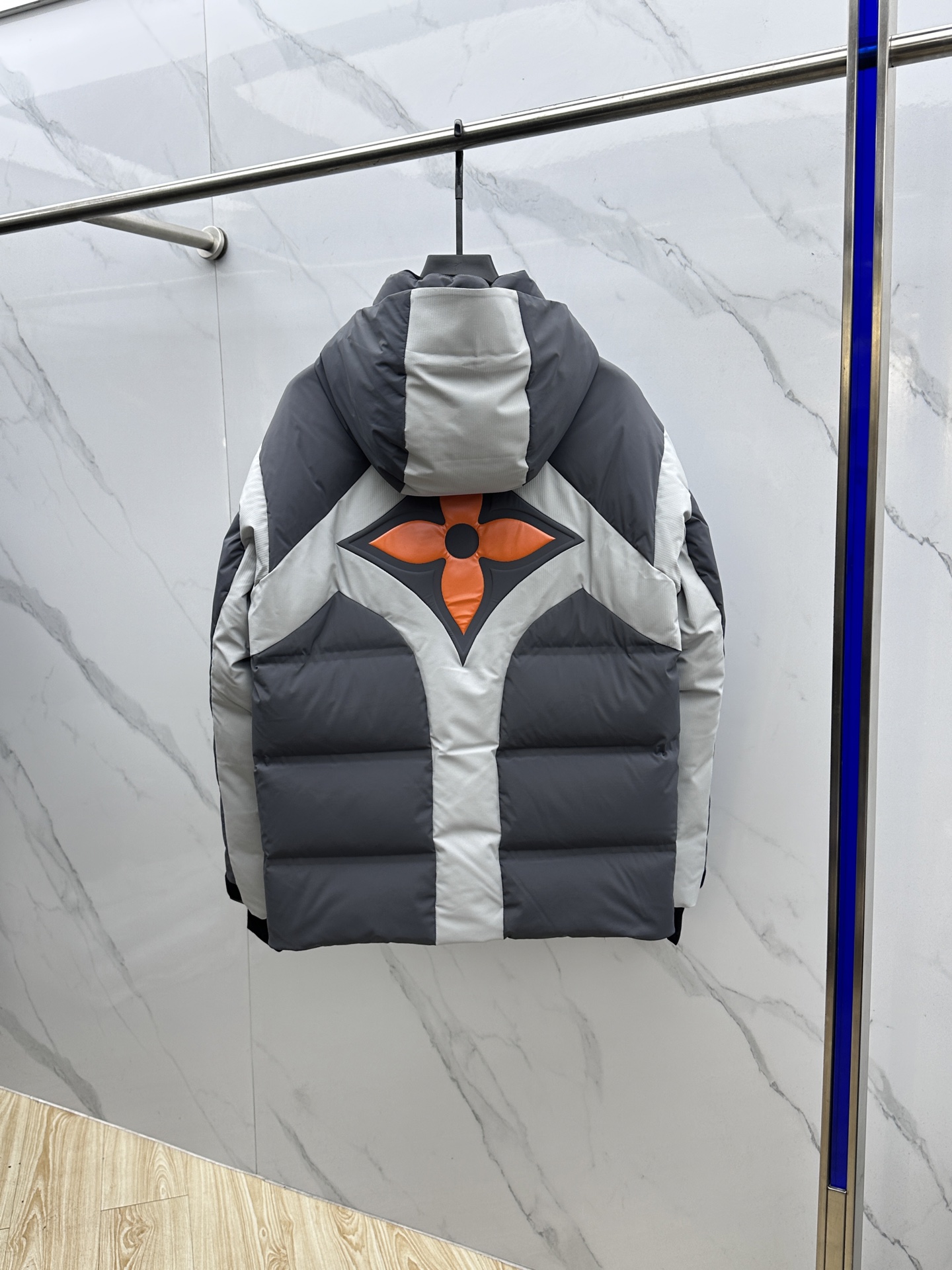 。🆕1V*路易威登 2025ss新款 滑雪羽绒服本款滑雪夹克拥有考究的绗缝拼接设计，搭配科技防雪层、袖口