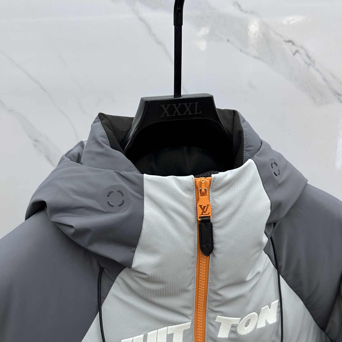 。🆕1V*路易威登 2025ss新款 滑雪羽绒服本款滑雪夹克拥有考究的绗缝拼接设计，搭配科技防雪层、袖口