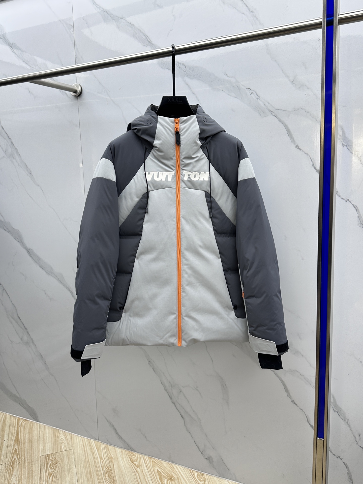 。🆕1V*路易威登 2025ss新款 滑雪羽绒服本款滑雪夹克拥有考究的绗缝拼接设计，搭配科技防雪层、袖口