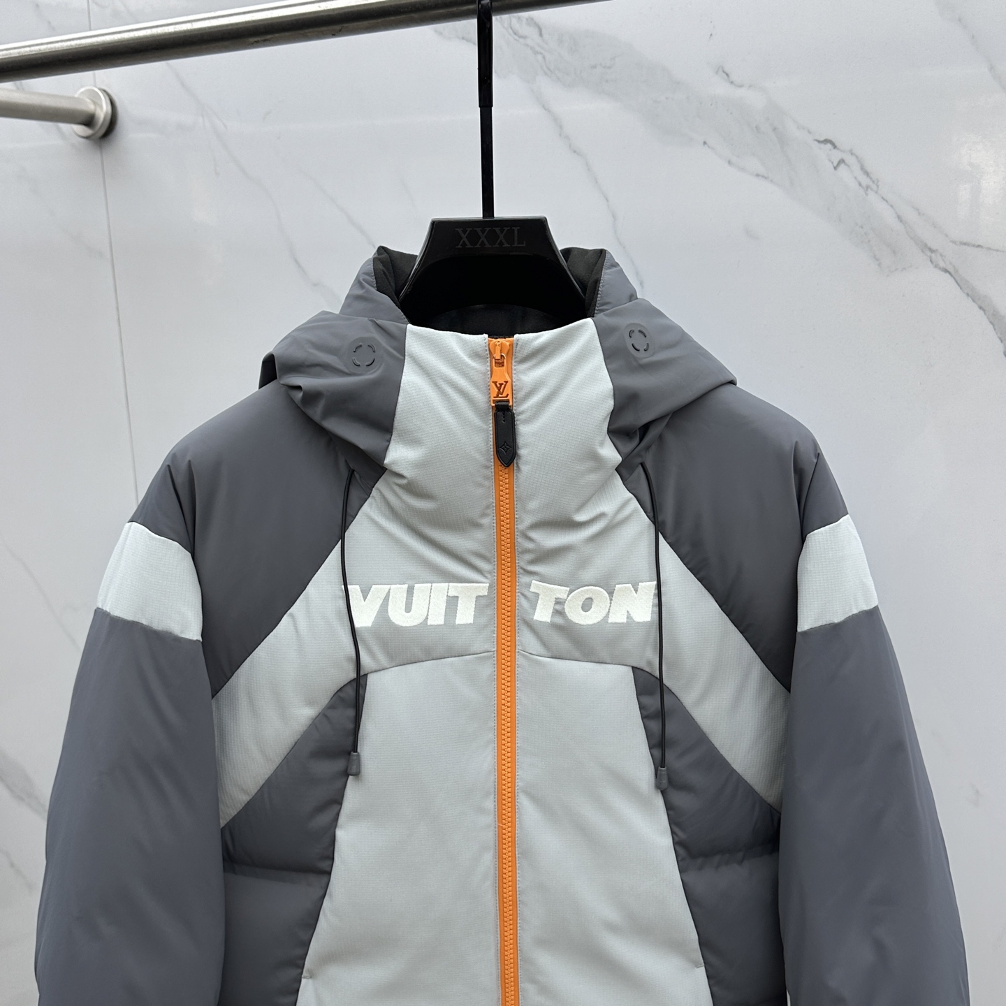 。🆕1V*路易威登 2025ss新款 滑雪羽绒服本款滑雪夹克拥有考究的绗缝拼接设计，搭配科技防雪层、袖口