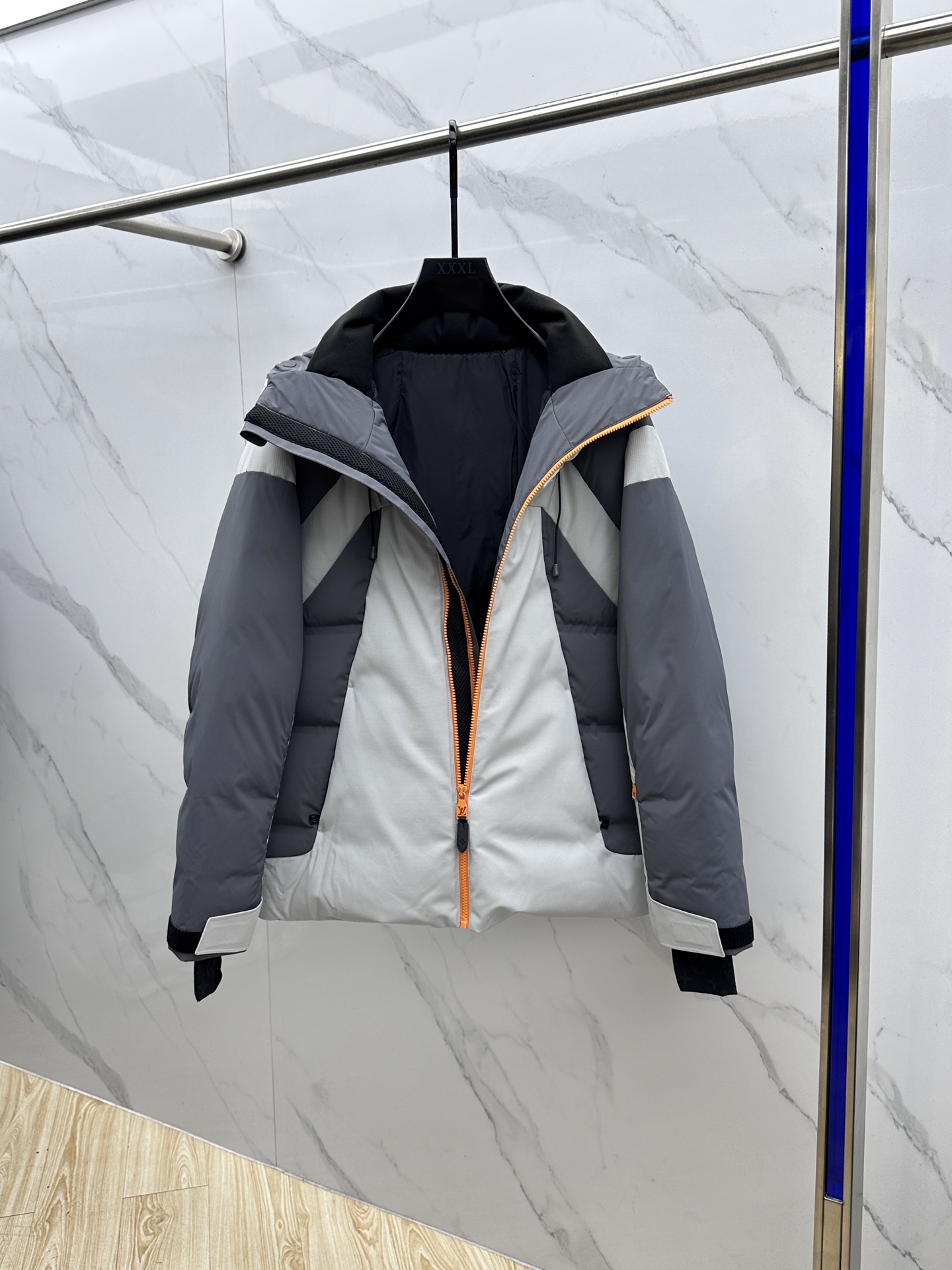 。🆕1V*路易威登 2025ss新款 滑雪羽绒服本款滑雪夹克拥有考究的绗缝拼接设计，搭配科技防雪层、袖口