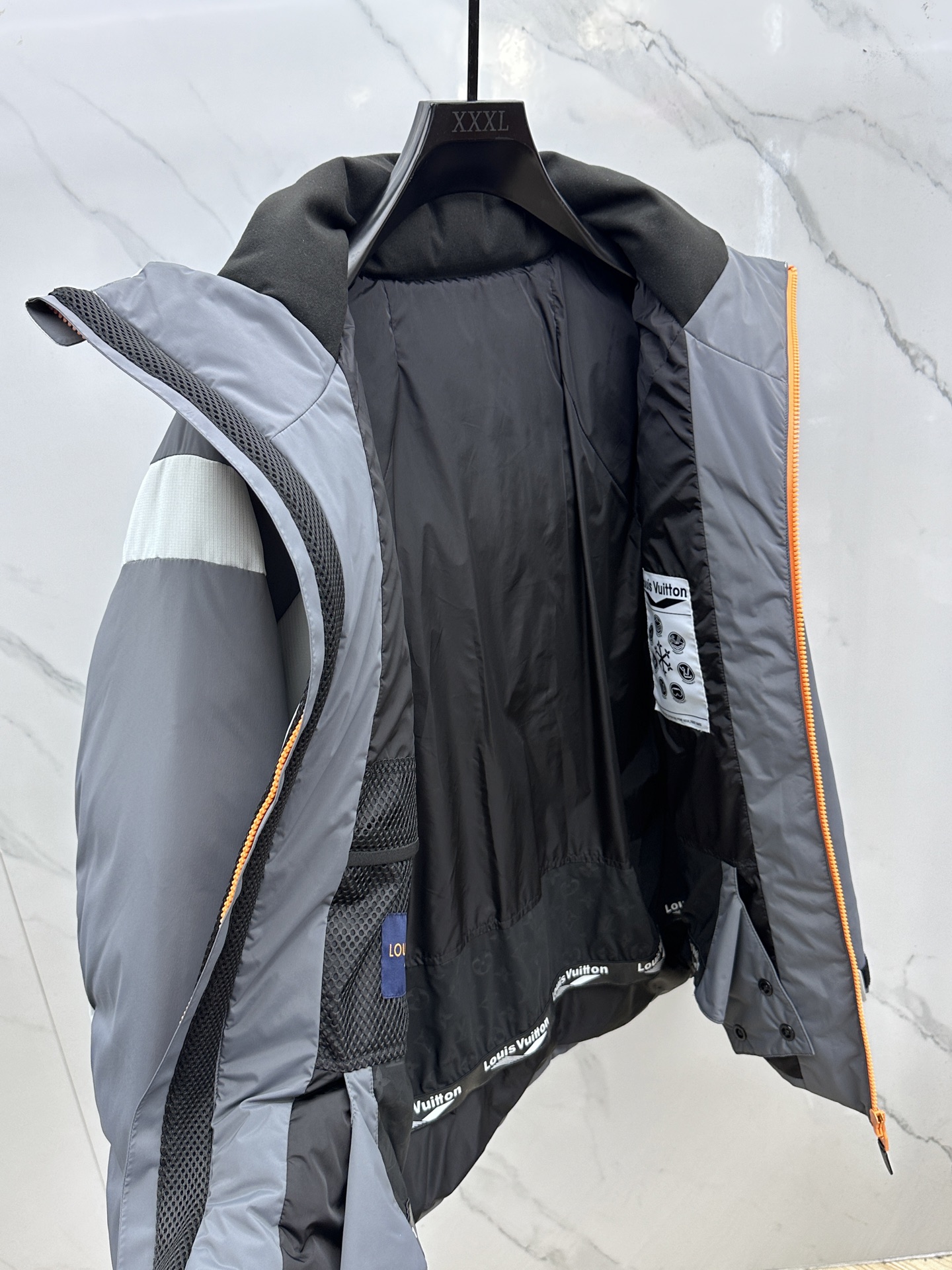 。🆕1V*路易威登 2025ss新款 滑雪羽绒服本款滑雪夹克拥有考究的绗缝拼接设计，搭配科技防雪层、袖口