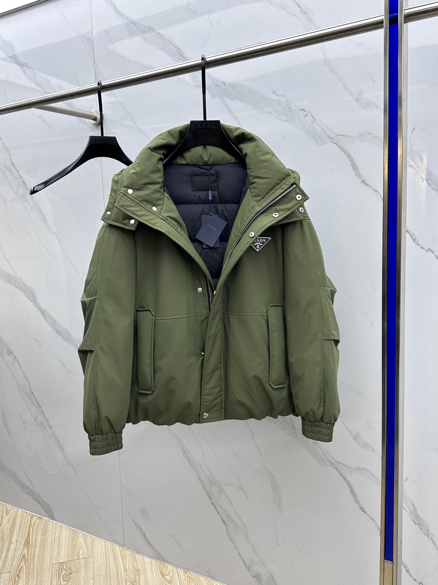 。 🆕Prada普拉达 2025最新款时尚羽绒外套羽绒服，冬季顶级爆款羽绒服，经典logo爆款羽绒服，9