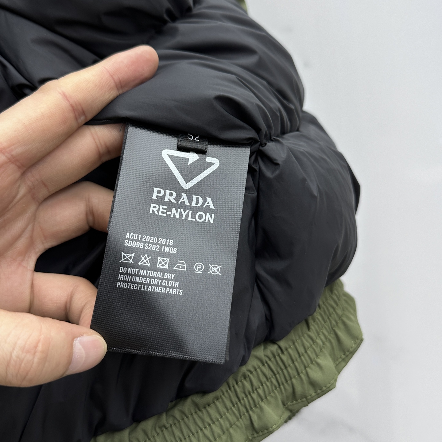 。 🆕Prada普拉达 2025最新款时尚羽绒外套羽绒服，冬季顶级爆款羽绒服，经典logo爆款羽绒服，9