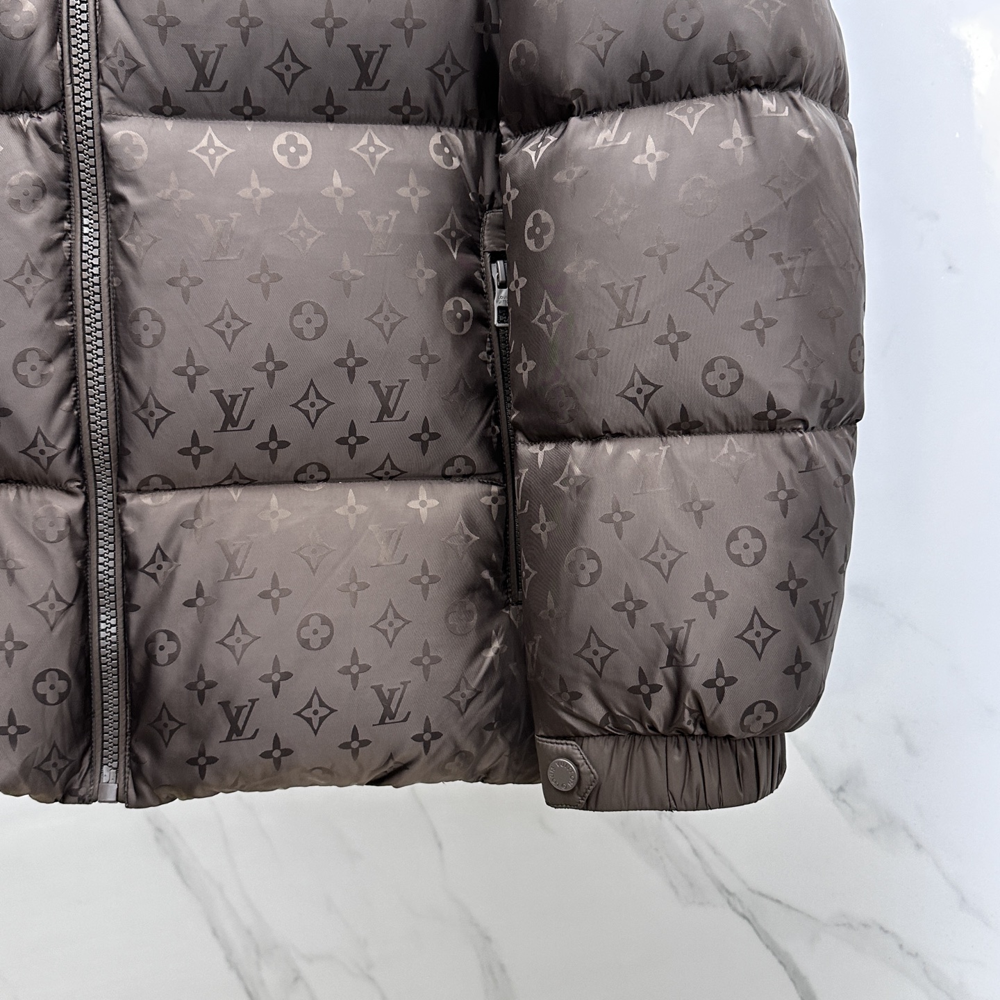 。🆕LV路易威登 2025最新款时尚羽绒外套羽绒服，（帽子可拆卸）冬季顶级爆款羽绒服，经典logo爆款羽