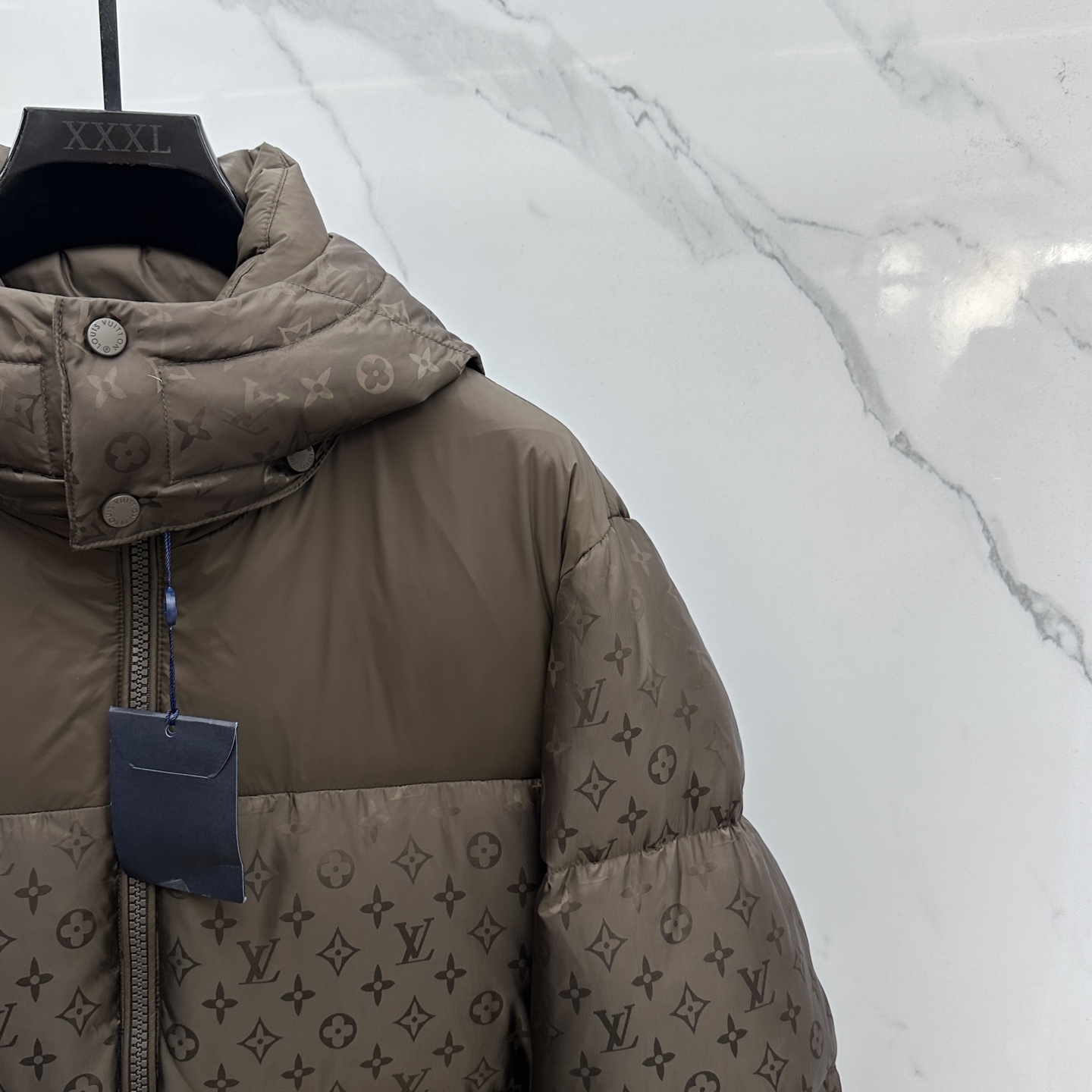 。🆕LV路易威登 2025最新款时尚羽绒外套羽绒服，（帽子可拆卸）冬季顶级爆款羽绒服，经典logo爆款羽