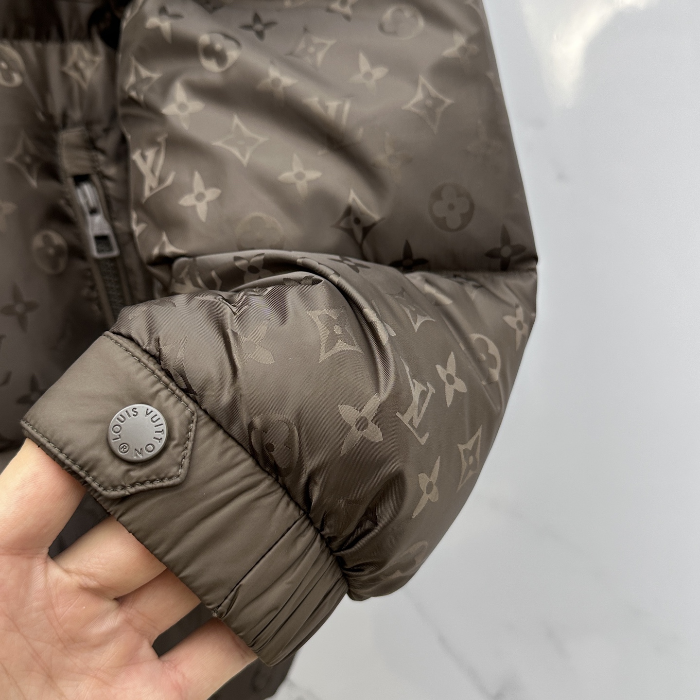 。🆕LV路易威登 2025最新款时尚羽绒外套羽绒服，（帽子可拆卸）冬季顶级爆款羽绒服，经典logo爆款羽