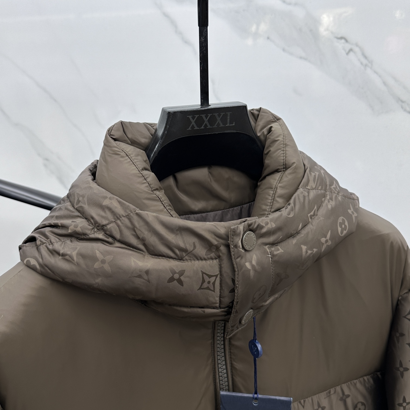 。🆕LV路易威登 2025最新款时尚羽绒外套羽绒服，（帽子可拆卸）冬季顶级爆款羽绒服，经典logo爆款羽