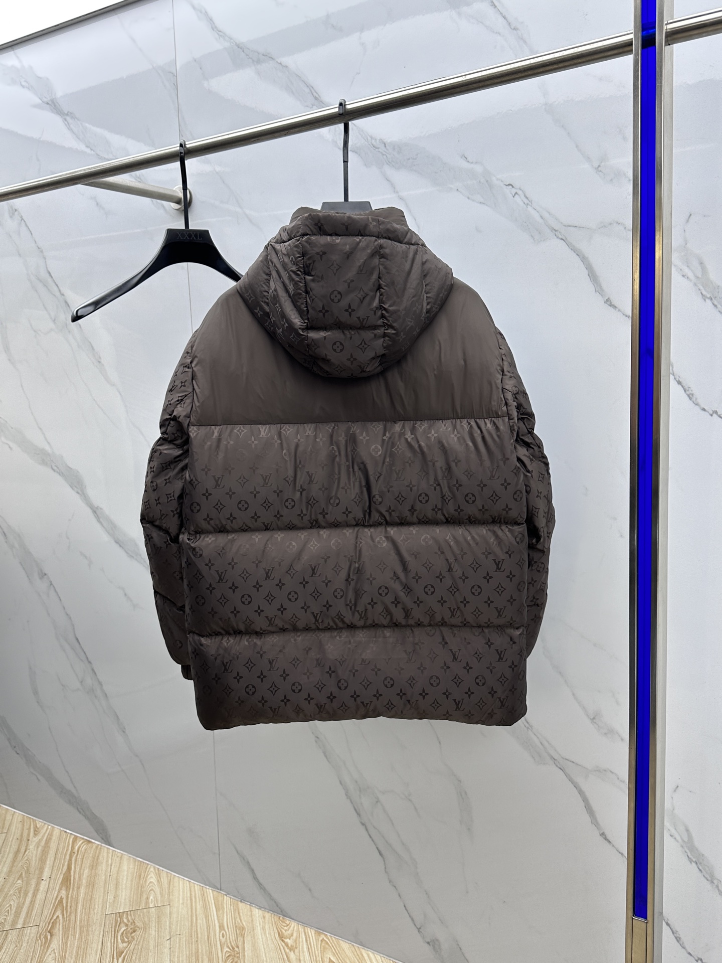 。🆕LV路易威登 2025最新款时尚羽绒外套羽绒服，（帽子可拆卸）冬季顶级爆款羽绒服，经典logo爆款羽