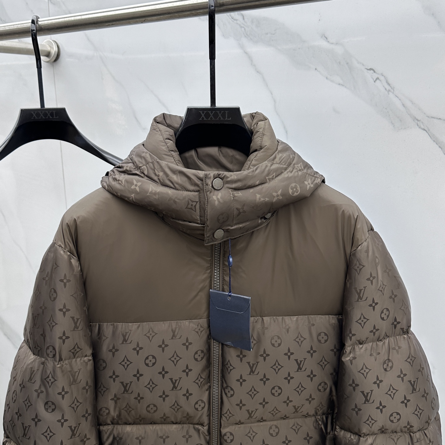 。🆕LV路易威登 2025最新款时尚羽绒外套羽绒服，（帽子可拆卸）冬季顶级爆款羽绒服，经典logo爆款羽