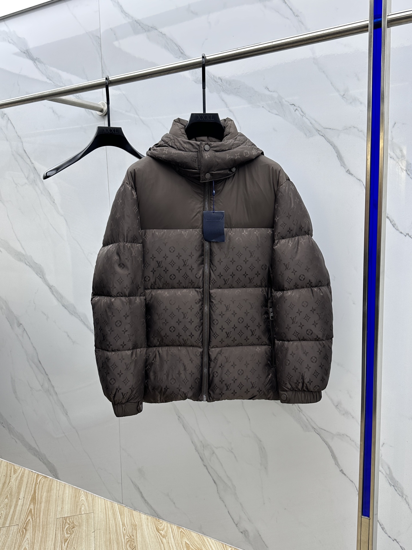 。🆕LV路易威登 2025最新款时尚羽绒外套羽绒服，（帽子可拆卸）冬季顶级爆款羽绒服，经典logo爆款羽