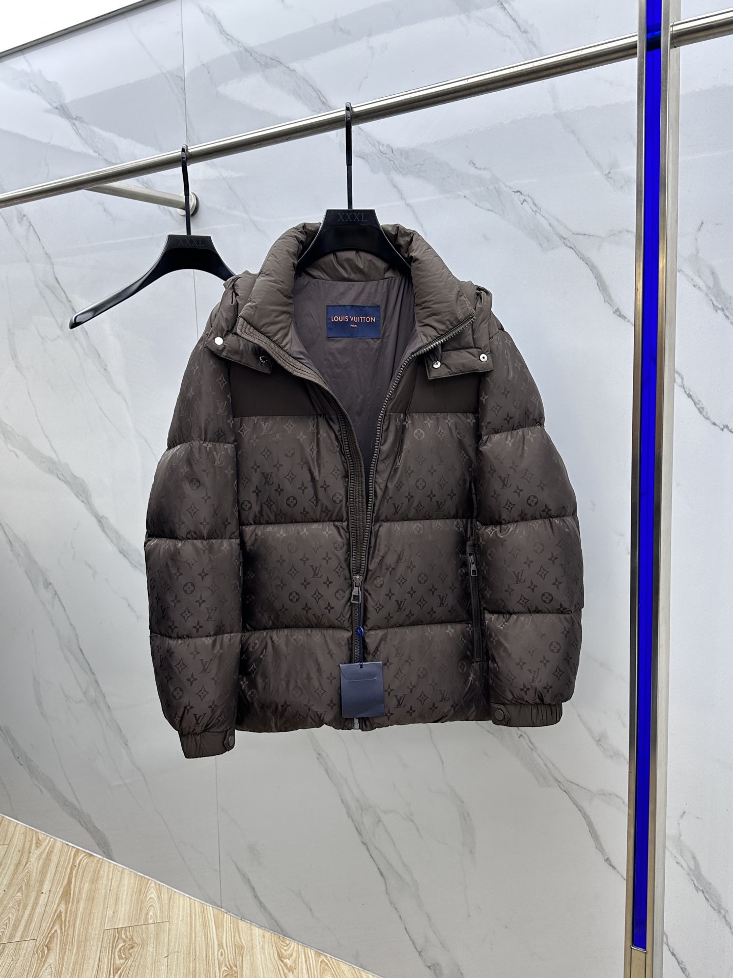 。🆕LV路易威登 2025最新款时尚羽绒外套羽绒服，（帽子可拆卸）冬季顶级爆款羽绒服，经典logo爆款羽
