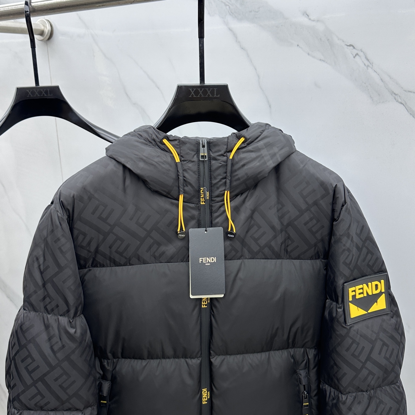 。🆕Fendi芬迪 2025最新款时尚羽绒外套羽绒服，（帽子不可拆卸）冬季顶级爆款羽绒服，经典logo双