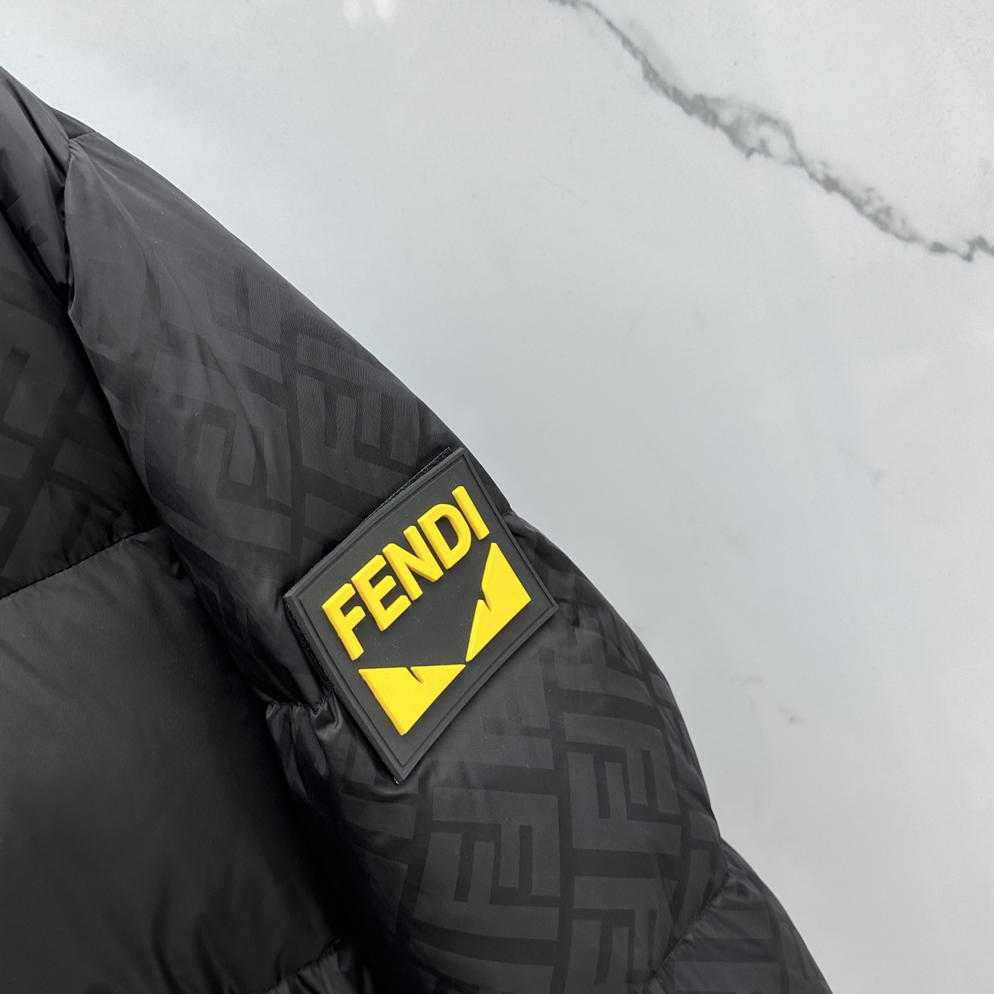 。🆕Fendi芬迪 2025最新款时尚羽绒外套羽绒服，（帽子不可拆卸）冬季顶级爆款羽绒服，经典logo双