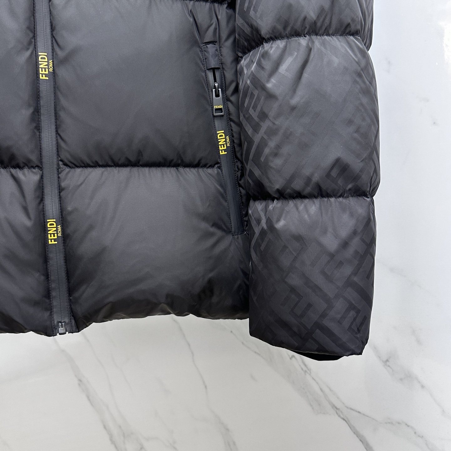 。🆕Fendi芬迪 2025最新款时尚羽绒外套羽绒服，（帽子不可拆卸）冬季顶级爆款羽绒服，经典logo双