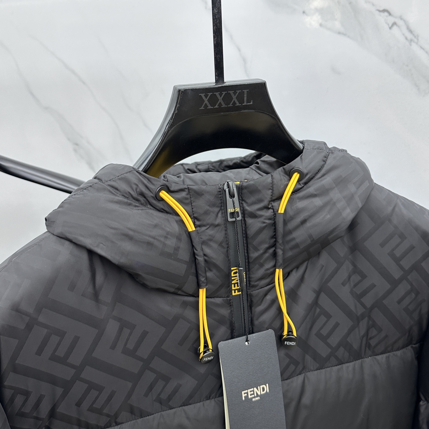 。🆕Fendi芬迪 2025最新款时尚羽绒外套羽绒服，（帽子不可拆卸）冬季顶级爆款羽绒服，经典logo双