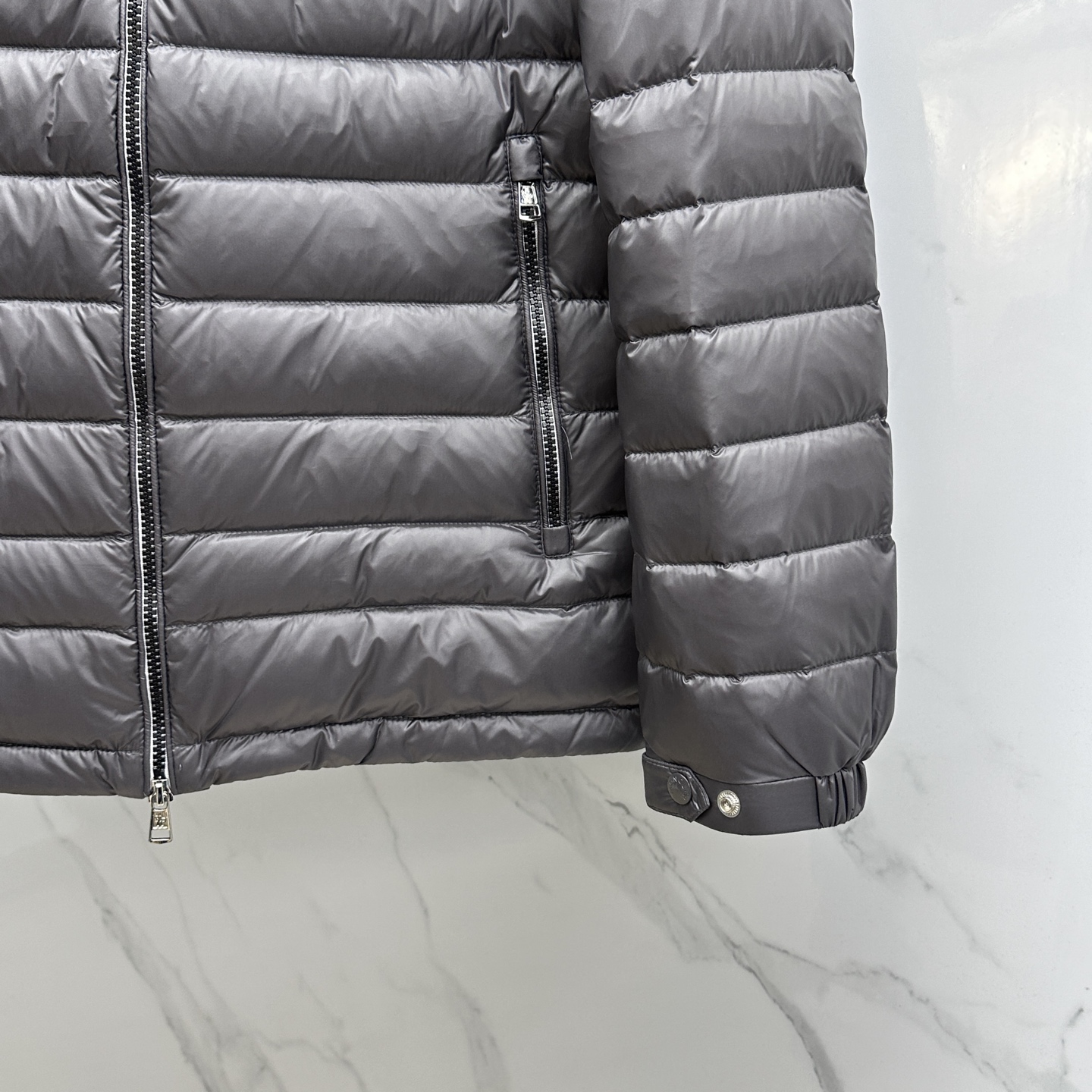 。 🆕Moncler蒙口 2025最新款时尚羽绒外套立领羽绒服，冬季顶级爆款羽绒服，经典logo爆款轻薄