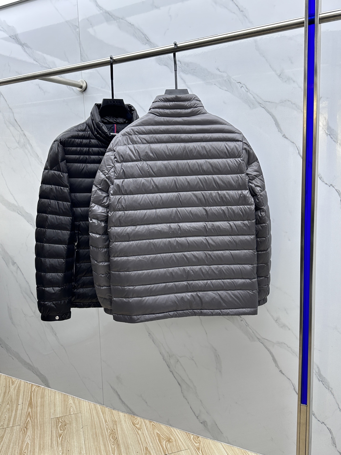 。 🆕Moncler蒙口 2025最新款时尚羽绒外套立领羽绒服，冬季顶级爆款羽绒服，经典logo爆款轻薄