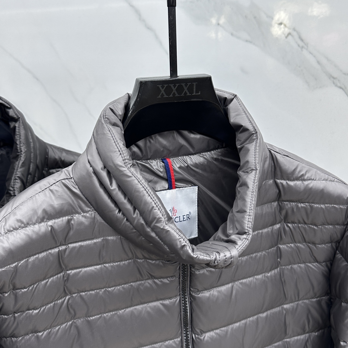 。 🆕Moncler蒙口 2025最新款时尚羽绒外套立领羽绒服，冬季顶级爆款羽绒服，经典logo爆款轻薄