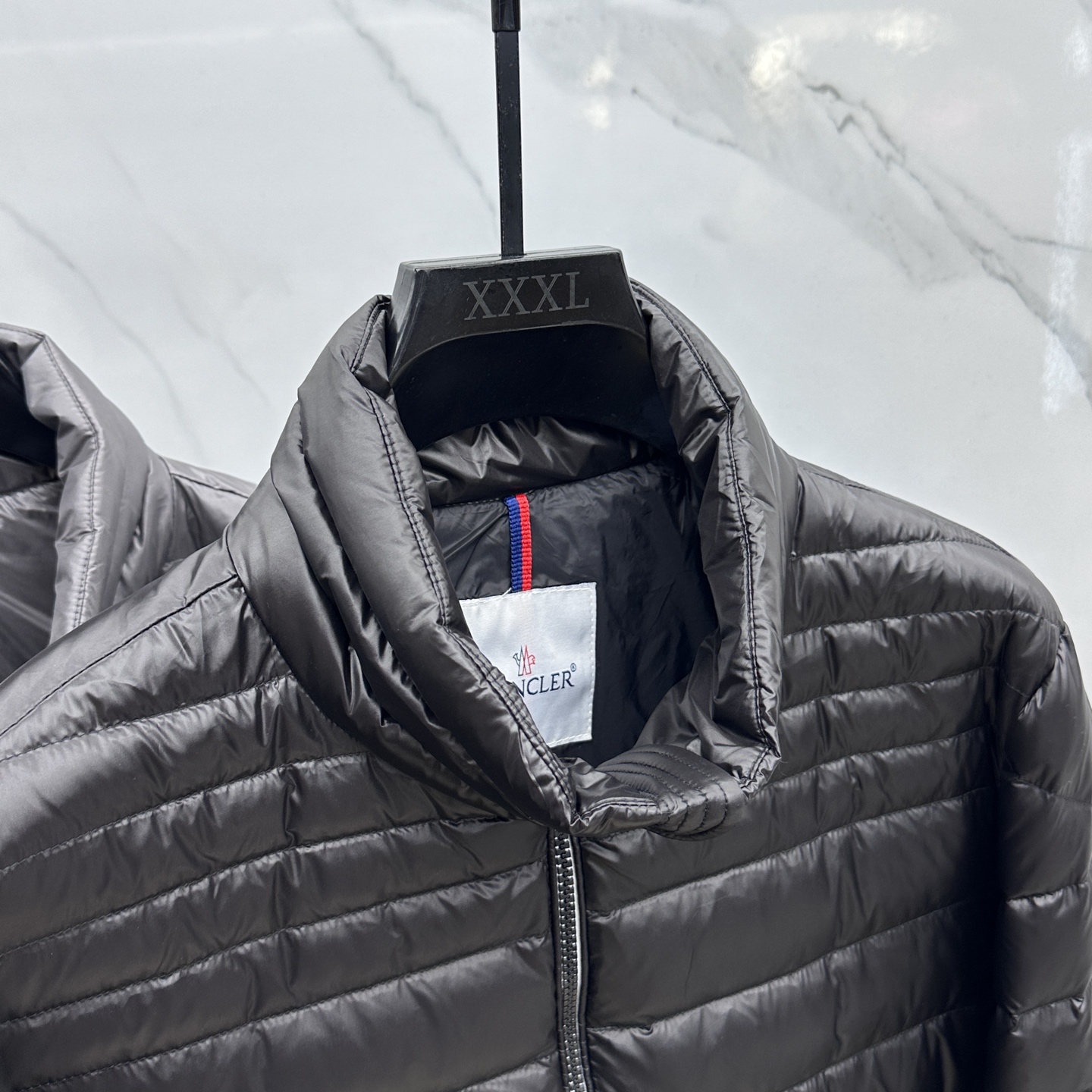 。 🆕Moncler蒙口 2025最新款时尚羽绒外套立领羽绒服，冬季顶级爆款羽绒服，经典logo爆款轻薄