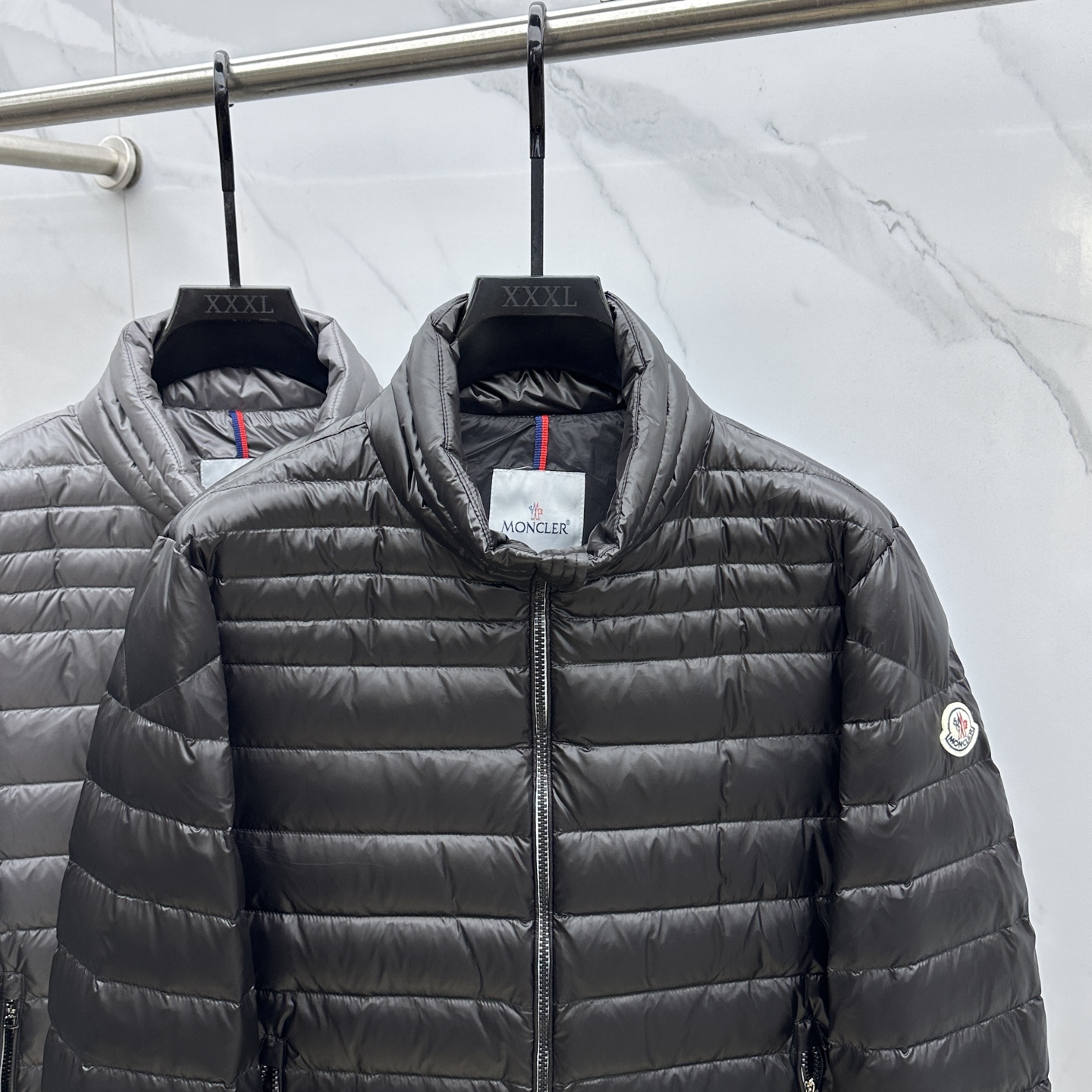 。 🆕Moncler蒙口 2025最新款时尚羽绒外套立领羽绒服，冬季顶级爆款羽绒服，经典logo爆款轻薄