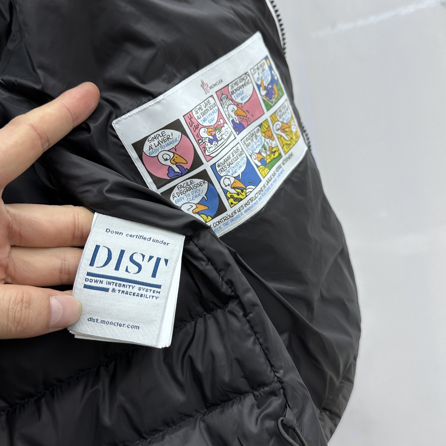 。 🆕Moncler蒙口 2025最新款时尚羽绒外套立领羽绒服，冬季顶级爆款羽绒服，经典logo爆款轻薄