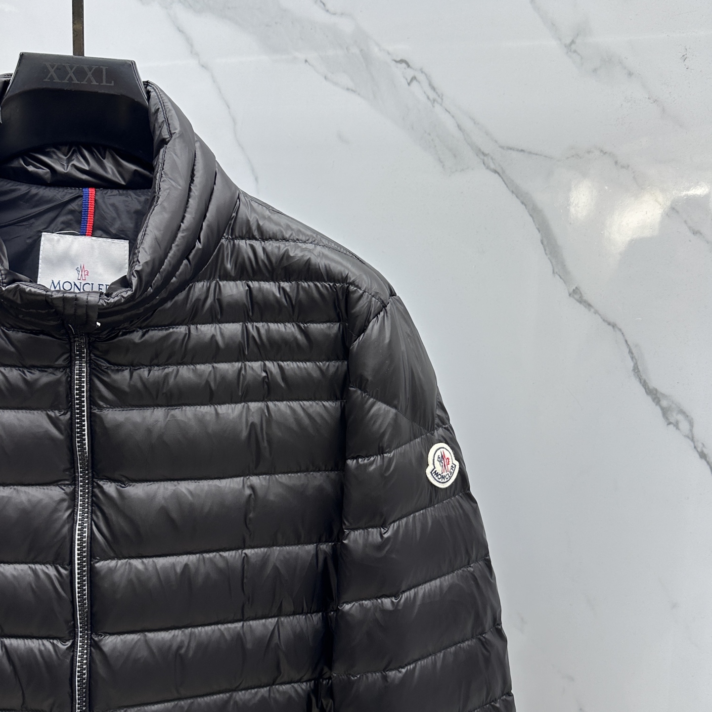 。 🆕Moncler蒙口 2025最新款时尚羽绒外套立领羽绒服，冬季顶级爆款羽绒服，经典logo爆款轻薄
