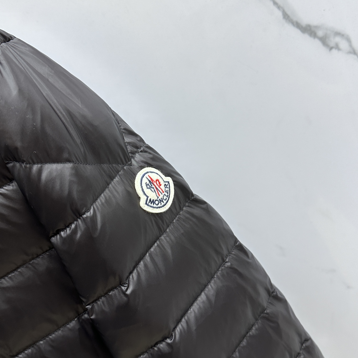 。 🆕Moncler蒙口 2025最新款时尚羽绒外套立领羽绒服，冬季顶级爆款羽绒服，经典logo爆款轻薄