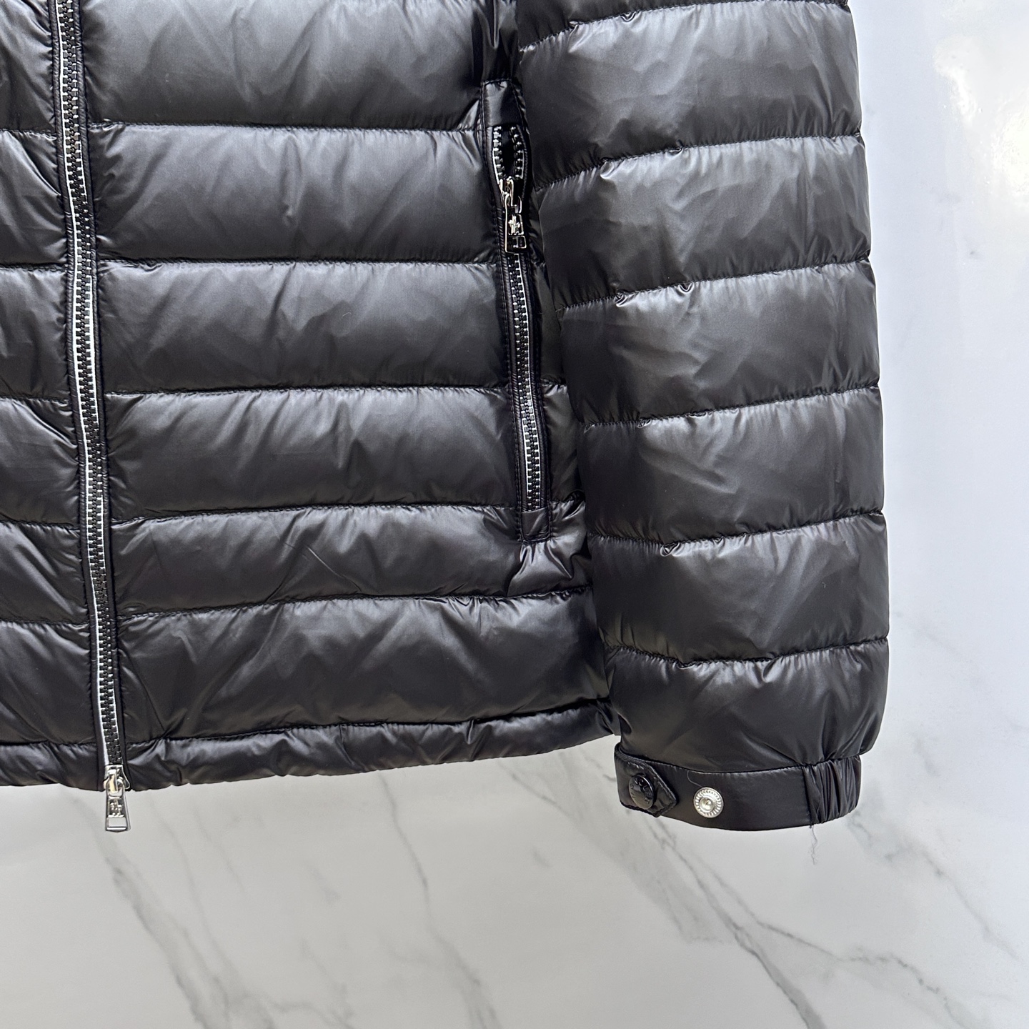 。 🆕Moncler蒙口 2025最新款时尚羽绒外套立领羽绒服，冬季顶级爆款羽绒服，经典logo爆款轻薄