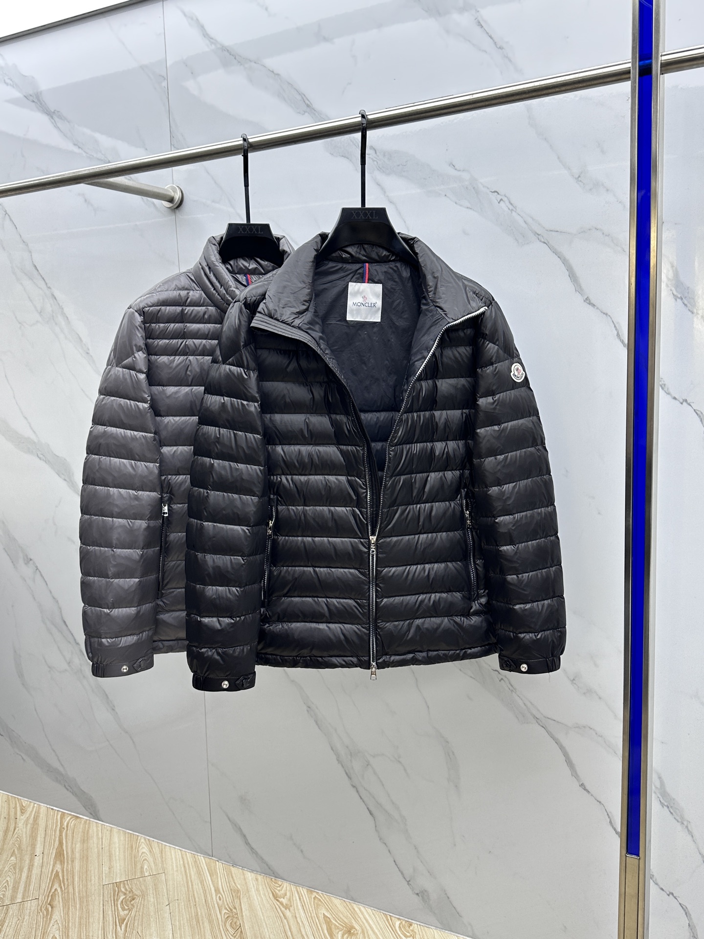 。 🆕Moncler蒙口 2025最新款时尚羽绒外套立领羽绒服，冬季顶级爆款羽绒服，经典logo爆款轻薄