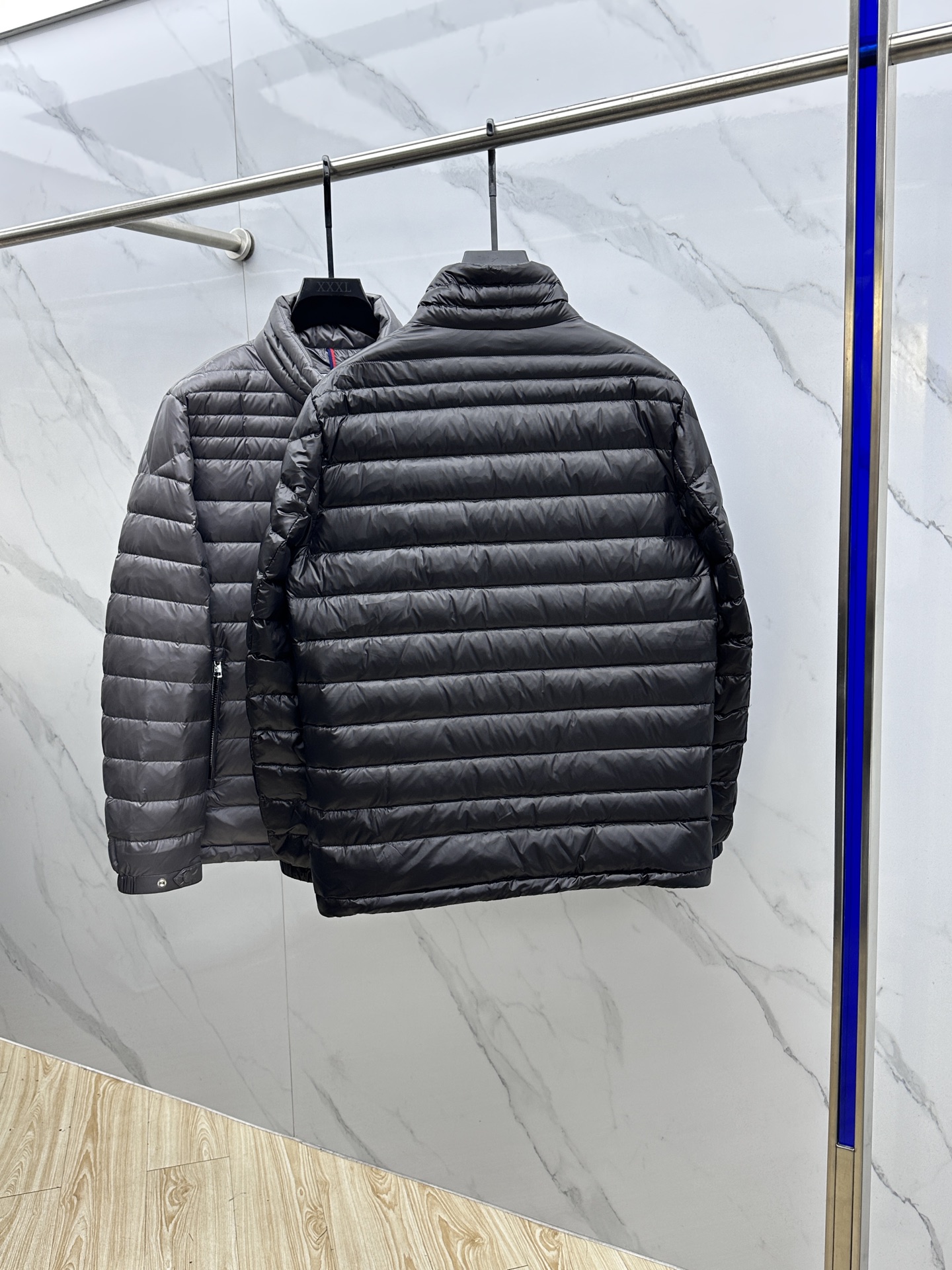 。 🆕Moncler蒙口 2025最新款时尚羽绒外套立领羽绒服，冬季顶级爆款羽绒服，经典logo爆款轻薄