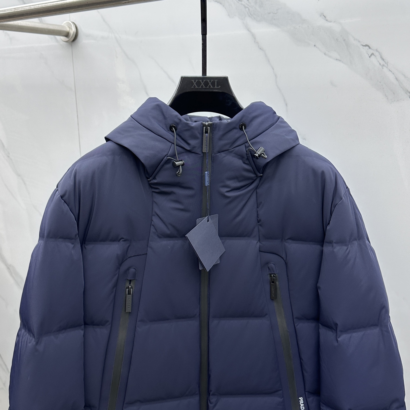 。 🆕Prada普拉达 2025最新款时尚羽绒外套连帽羽绒服，（帽子不可拆卸）冬季顶级爆款保暖羽绒服，经