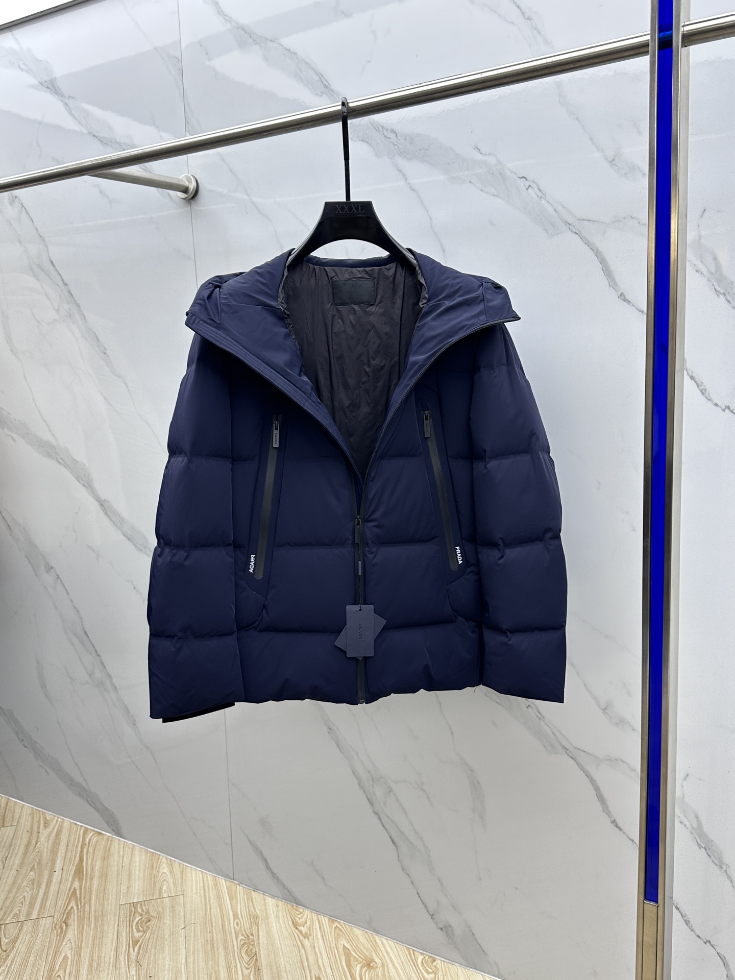 。 🆕Prada普拉达 2025最新款时尚羽绒外套连帽羽绒服，（帽子不可拆卸）冬季顶级爆款保暖羽绒服，经