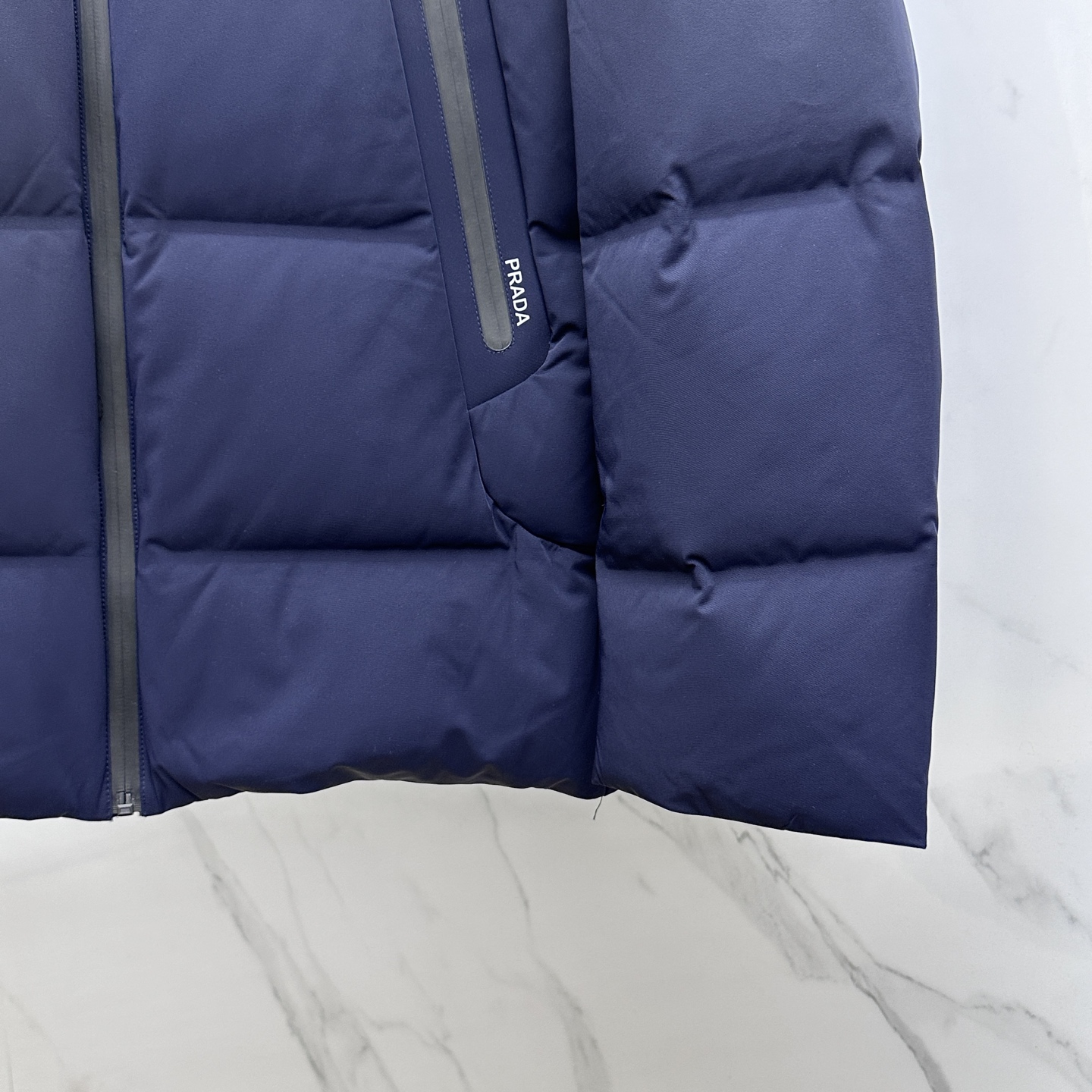 。 🆕Prada普拉达 2025最新款时尚羽绒外套连帽羽绒服，（帽子不可拆卸）冬季顶级爆款保暖羽绒服，经