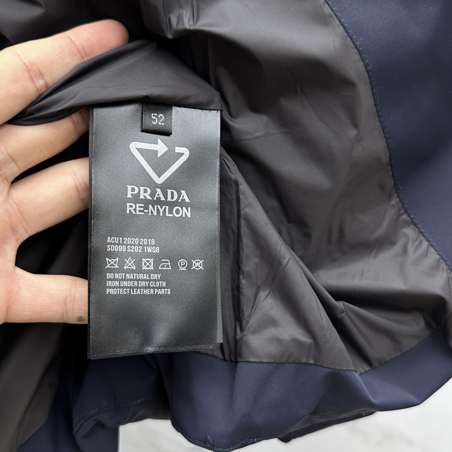 。 🆕Prada普拉达 2025最新款时尚羽绒外套连帽羽绒服，（帽子不可拆卸）冬季顶级爆款保暖羽绒服，经