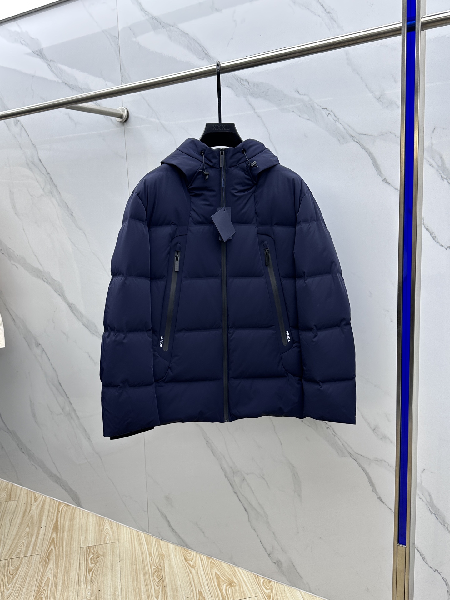 。 🆕Prada普拉达 2025最新款时尚羽绒外套连帽羽绒服，（帽子不可拆卸）冬季顶级爆款保暖羽绒服，经