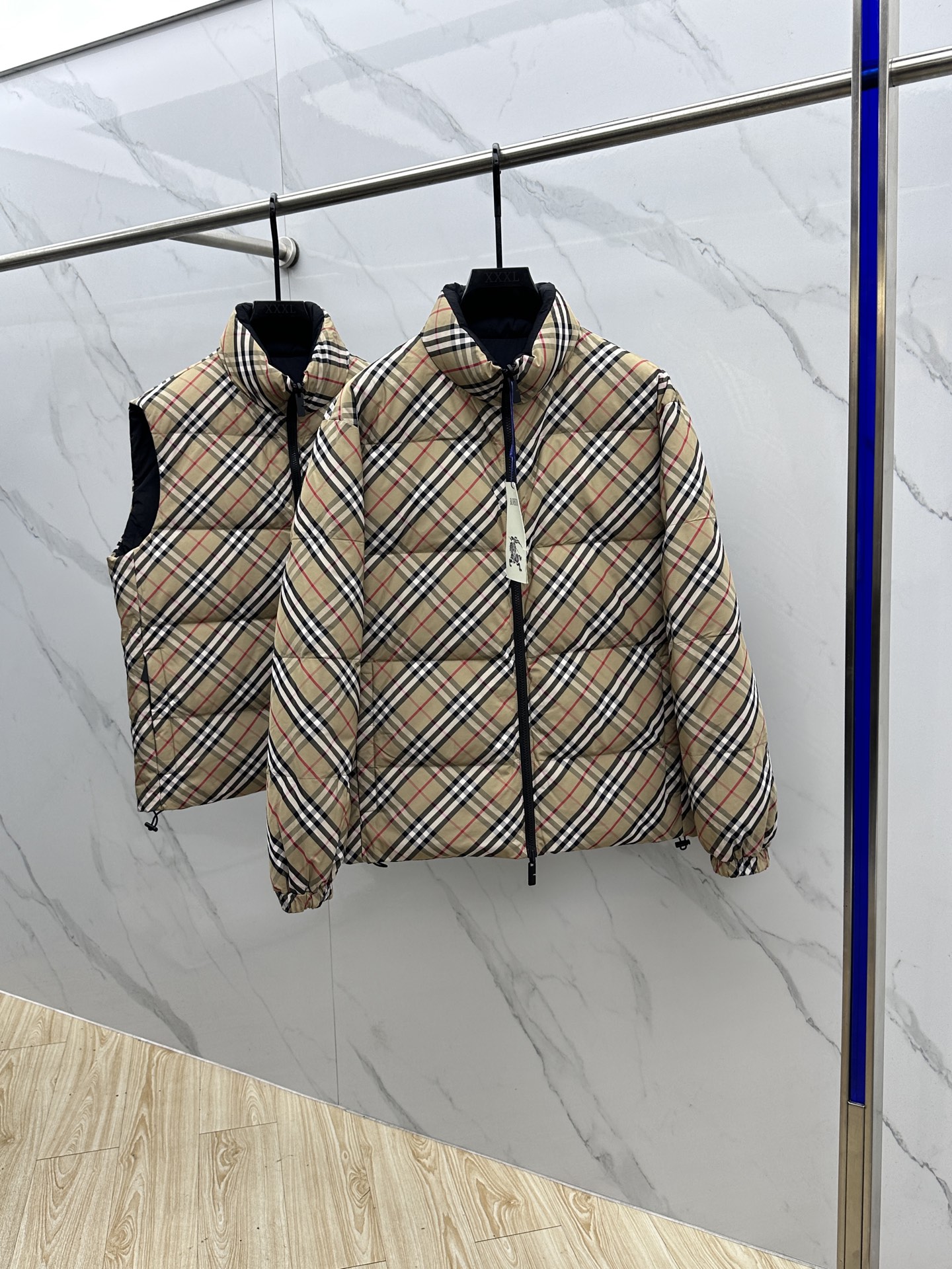 NO:611784,Burberry Burberry high version 2025ss autumn and winter new classic twill plaid nylon knight logo reversible down jacket, knight logo classic patch embroidery, exquisite craftsmanship. Every detail is reproduced from the original high quality, structural tailoring is clean and neat, maximizing the current popular multi-layered wear, 90 white duck down filling, the finished product is thick and full without cumbersome, nylon fabric is more resistant to scratches. High-quality bulk goods, complete three standards hs  Size 48-56,,burberry,burberry,jackets & coats,down jacket,alexander wang19860909Burberry巴宝莉 高版本2025ss秋冬新款经典斜纹格尼龙骑士徽标双面穿羽绒外套,骑士徽标经典贴布刺绣,工艺考究.处处细节复刻原单高品质、结构性剪裁干净利落、最大满足时下正流行的多层次穿搭、90白鸭绒填充,成品厚实爆满不累赘,尼龙面料更耐刮蹭.高品质大货,三标齐全hs 尺码48-56,,burberry,burberry,jackets & coats,down jacket,alexander wang,Men's clothing