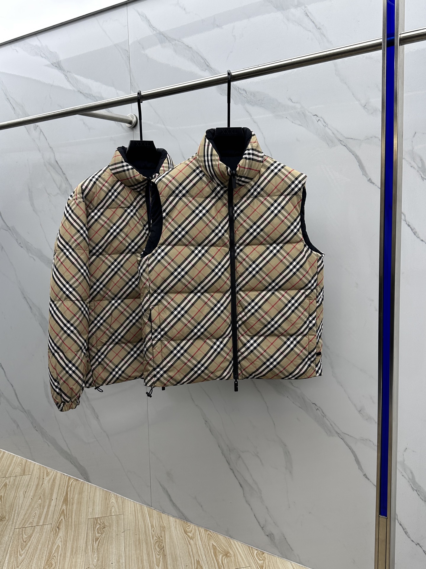 NO:611787,Burberry Burberry Vest High Version 2025ss Autumn and Winter New Classic Twill Check Nylon Knight Logo Reversible Down Vest, Knight Logo Classic Patch Embroidery, Exquisite Craftsmanship. Every detail replicates the original high quality, clean and neat structural tailoring, maximally satisfying the current popular multi-layered wear, 90 white duck down filling, the finished product is thick and not cumbersome, and the nylon fabric is more resistant to scratches. High-quality bulk goods, complete with three labels hs  Size 48-56,,burberry,burberry,down jacket,alexander wang19860909Burberry巴宝莉 马甲高版本2025ss秋冬新款经典斜纹格尼龙骑士徽标双面穿羽绒马甲,骑士徽标经典贴布刺绣,工艺考究.处处细节复刻原单高品质、结构性剪裁干净利落、最大满足时下正流行的多层次穿搭、90白鸭绒填充,成品厚实爆满不累赘,尼龙面料更耐刮蹭.高品质大货,三标齐全hs 尺码48-56,,burberry,burberry,down jacket,alexander wang,Men's clothing