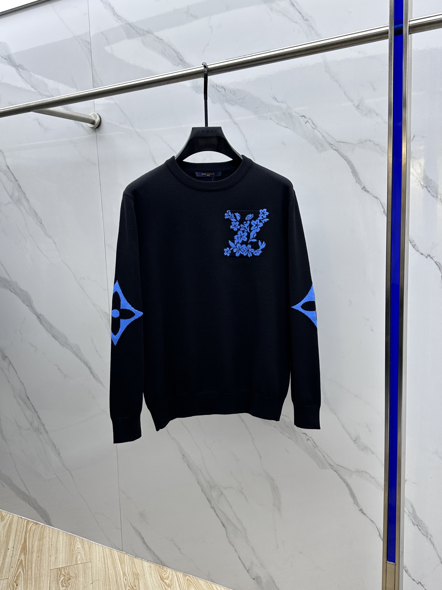 NO:611774,LV Louis Vuitton 2025ss autumn and winter [new product] sweater is exclusively available, imported original technical wool worsted!  The fine knitting is integrated, and the color mixed weaving is purely handmade. The grade is extremely high, highlighting the taste and luxury of clothing. The craftsmanship is exquisite!  Customized original craftsmanship threaded upper body, extremely handsome, purchasing agent, same style for men and women, hei size S-XL,, louis vuitton, louis vuitton, sweaters, alexander wang19860909LV路易威登 2025ss秋冬【新品】毛衣独家专供,进口原版科技羊毛精纺！精细针织一体,色彩混织纯手工技艺呈现 档次极高,凸显衣着品味与奢华 工艺精湛！定制原版工艺螺纹上身帅到爆,代购级别男女同款 hei 尺码S-XL,,louis vuitton,louis vuitton,sweaters,alexander wang,Men's clothing