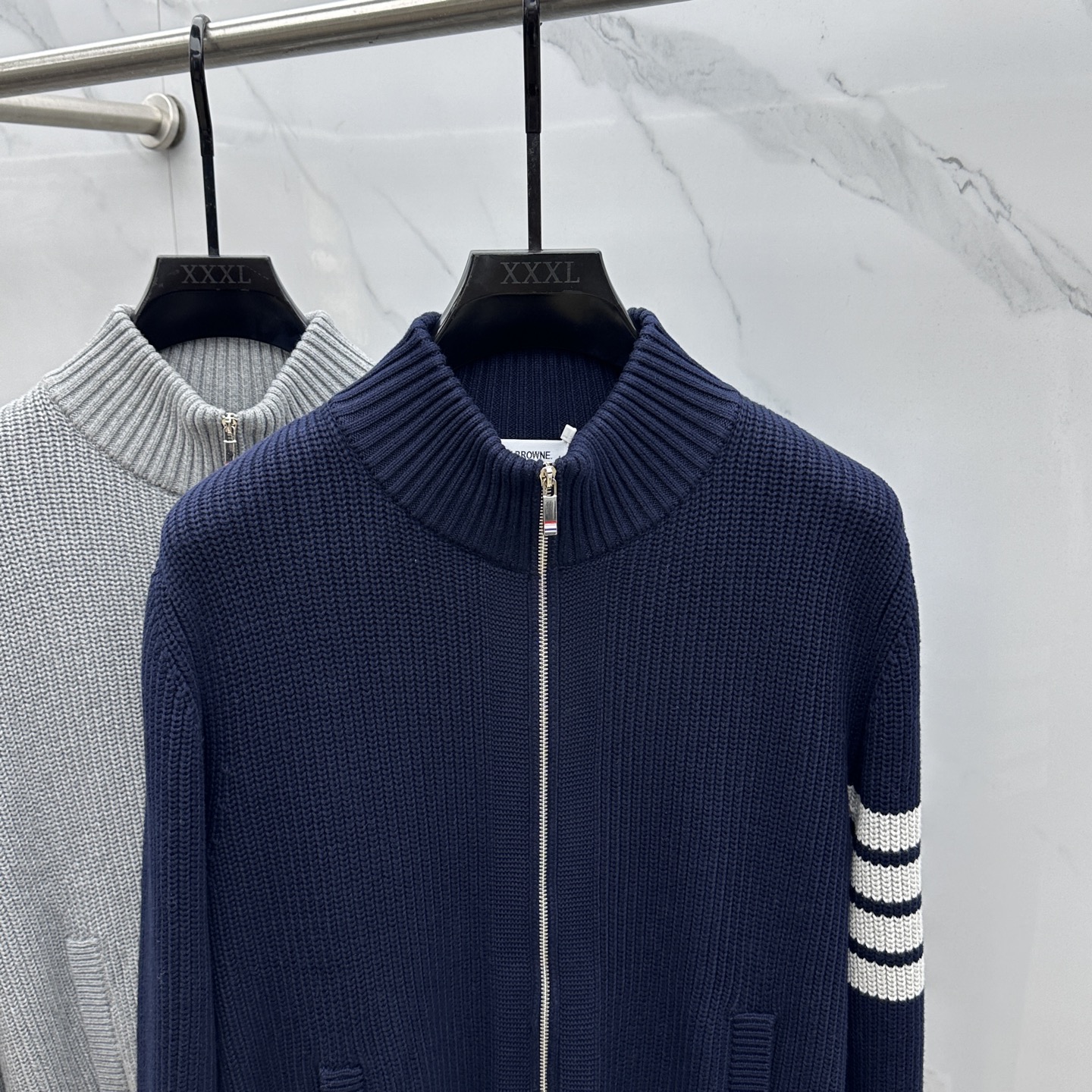 🆕TB 2025Ss秋冬新款男女同款高克重针织开衫，配色标识条纹工艺设计！条纹修饰，设计经典配色钩织设计