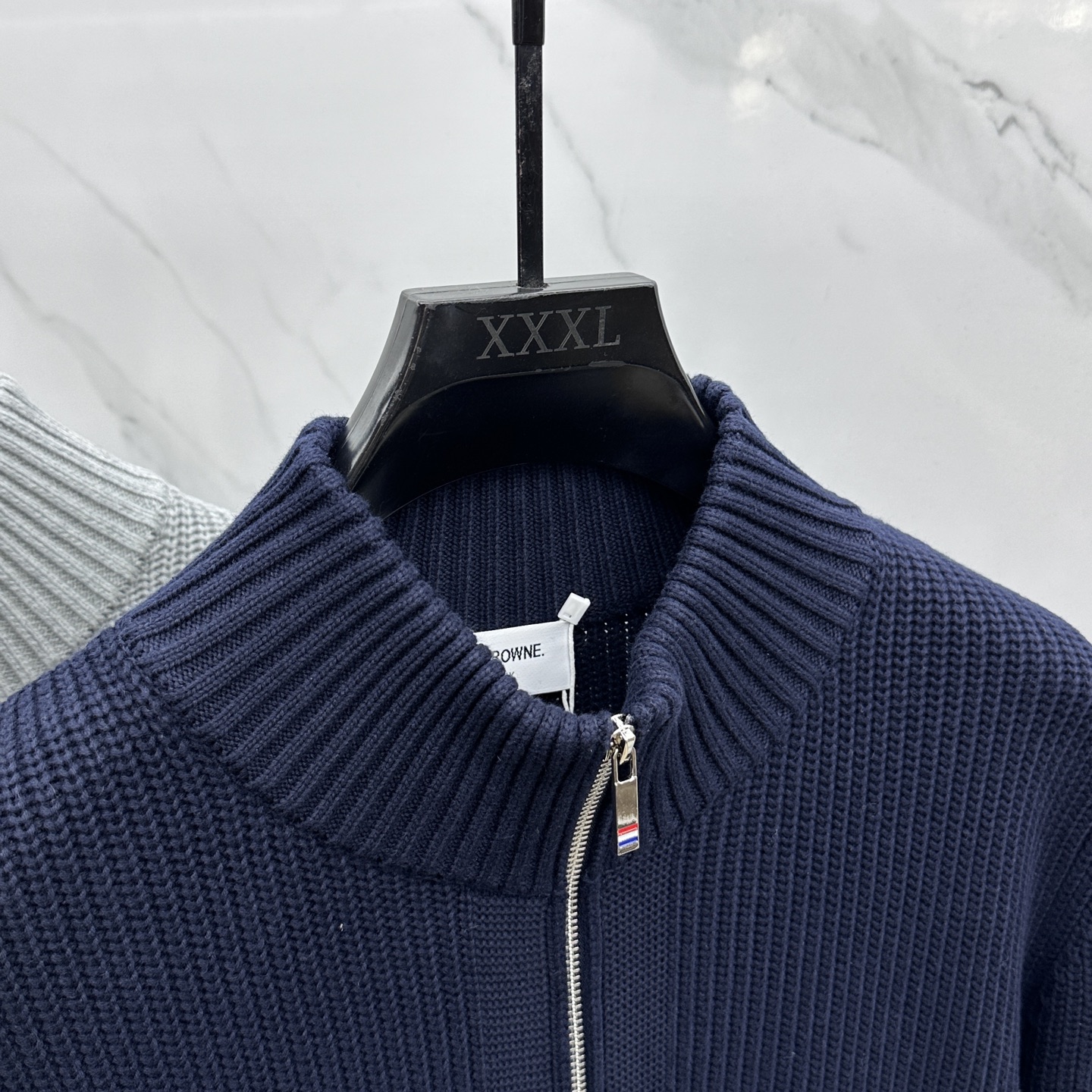 🆕TB 2025Ss秋冬新款男女同款高克重针织开衫，配色标识条纹工艺设计！条纹修饰，设计经典配色钩织设计