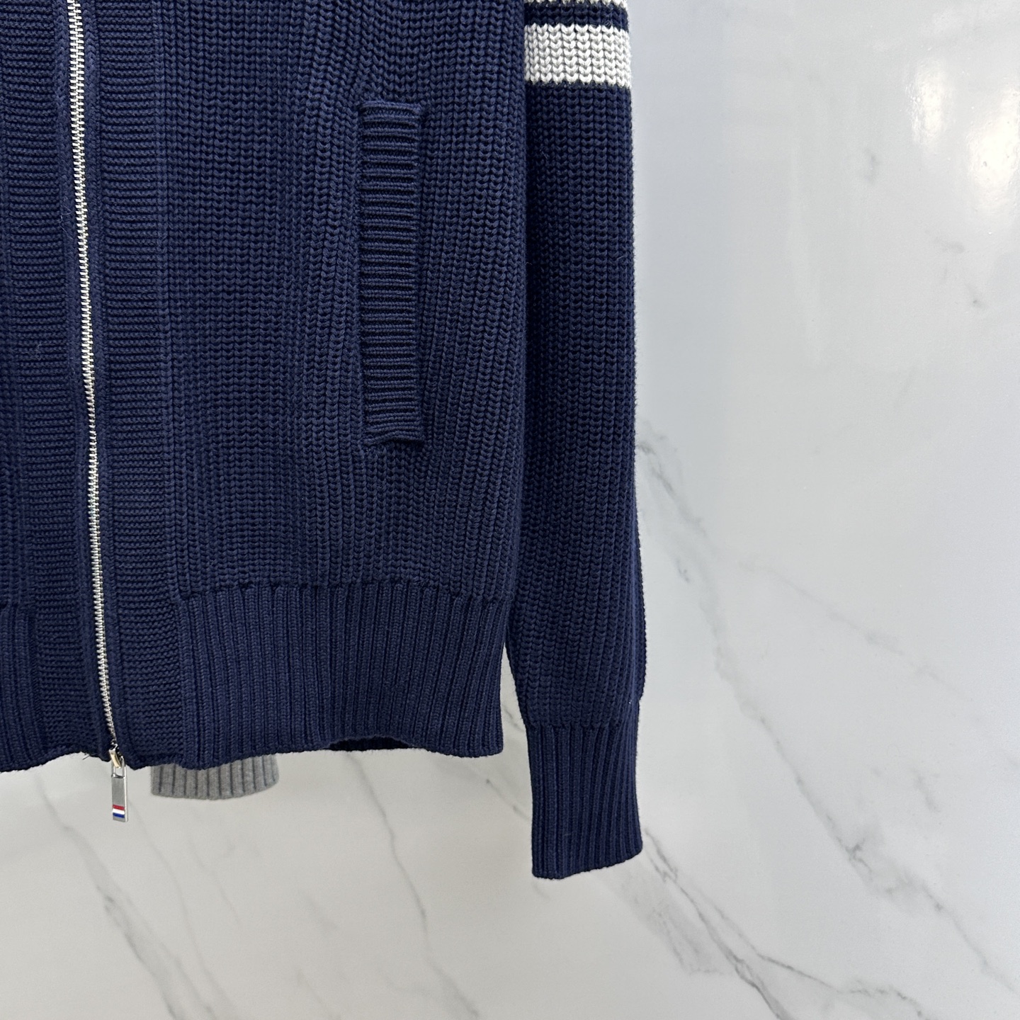 🆕TB 2025Ss秋冬新款男女同款高克重针织开衫，配色标识条纹工艺设计！条纹修饰，设计经典配色钩织设计