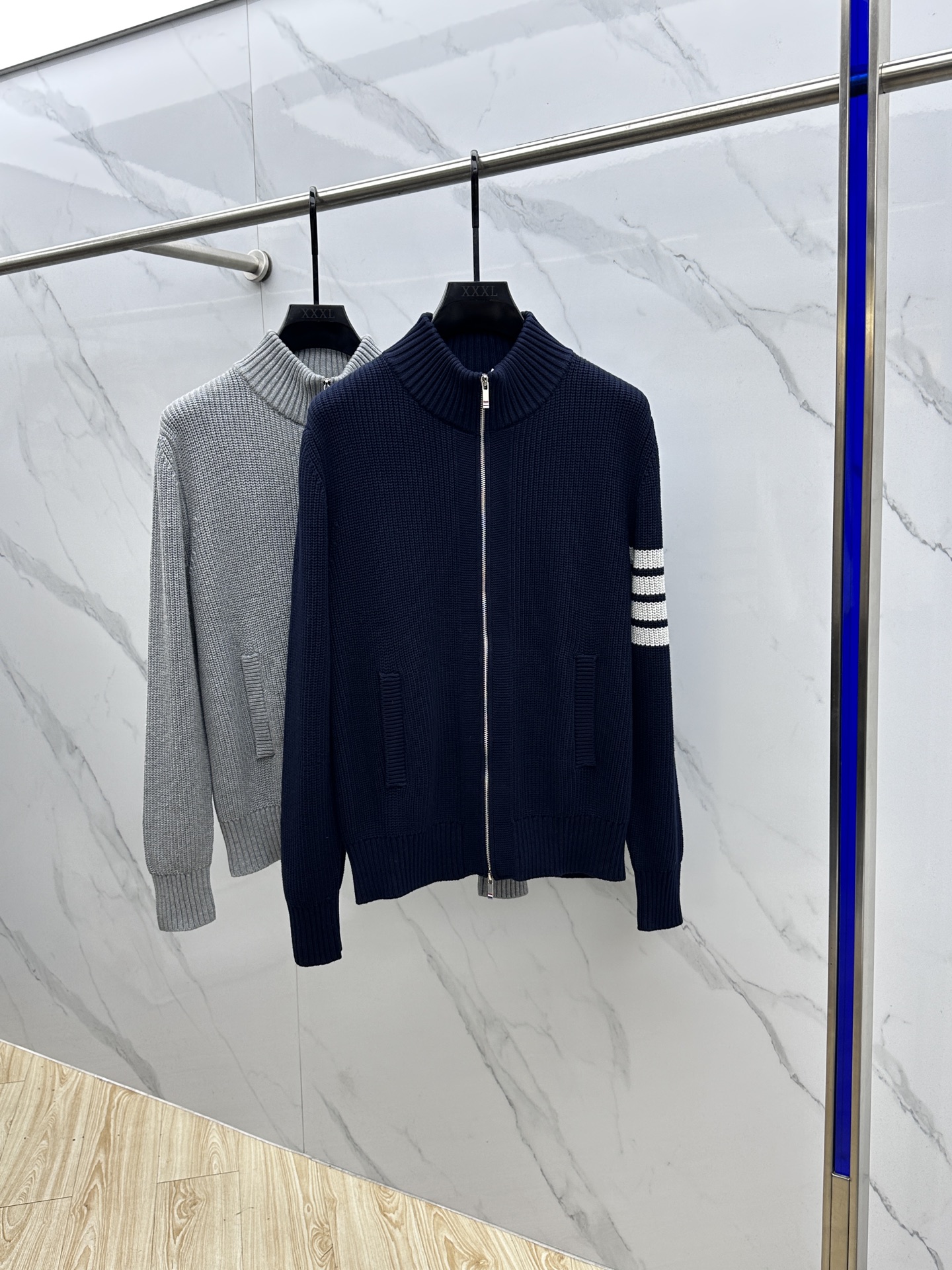 🆕TB 2025Ss秋冬新款男女同款高克重针织开衫，配色标识条纹工艺设计！条纹修饰，设计经典配色钩织设计