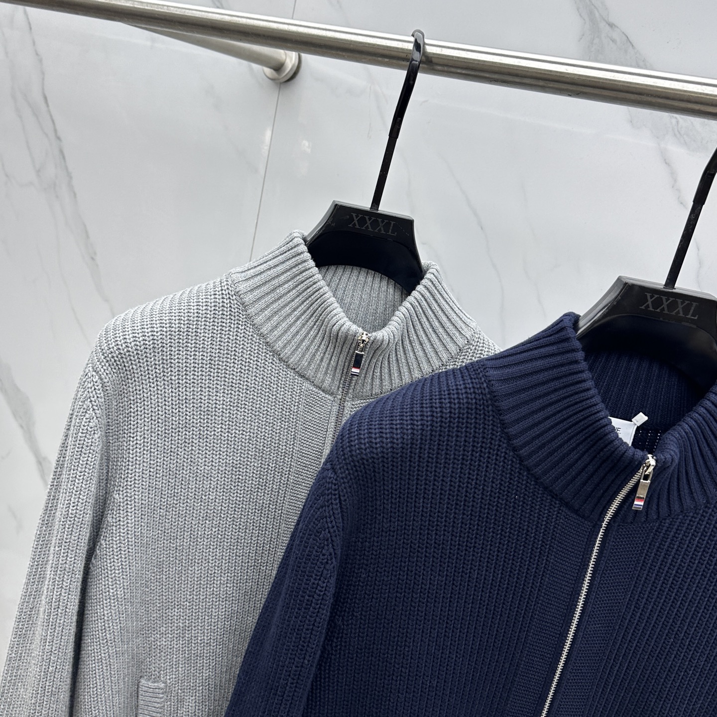 🆕TB 2025Ss秋冬新款男女同款高克重针织开衫，配色标识条纹工艺设计！条纹修饰，设计经典配色钩织设计