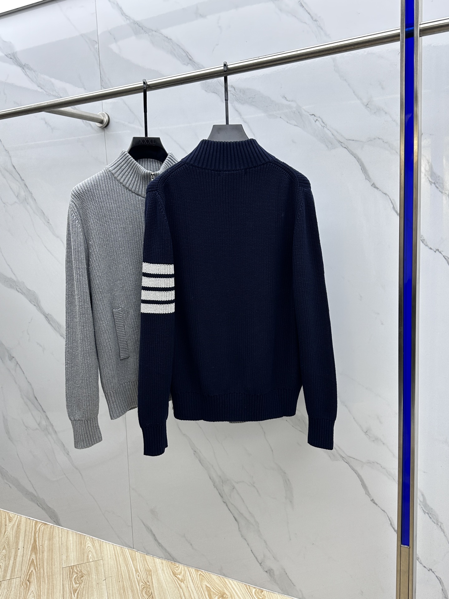 🆕TB 2025Ss秋冬新款男女同款高克重针织开衫，配色标识条纹工艺设计！条纹修饰，设计经典配色钩织设计